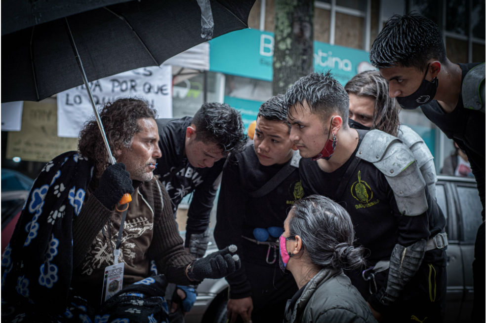 Colectivos de artistas y ciudadanos acompañando a John Fitzgerald, artista plástico, en su manifestación.