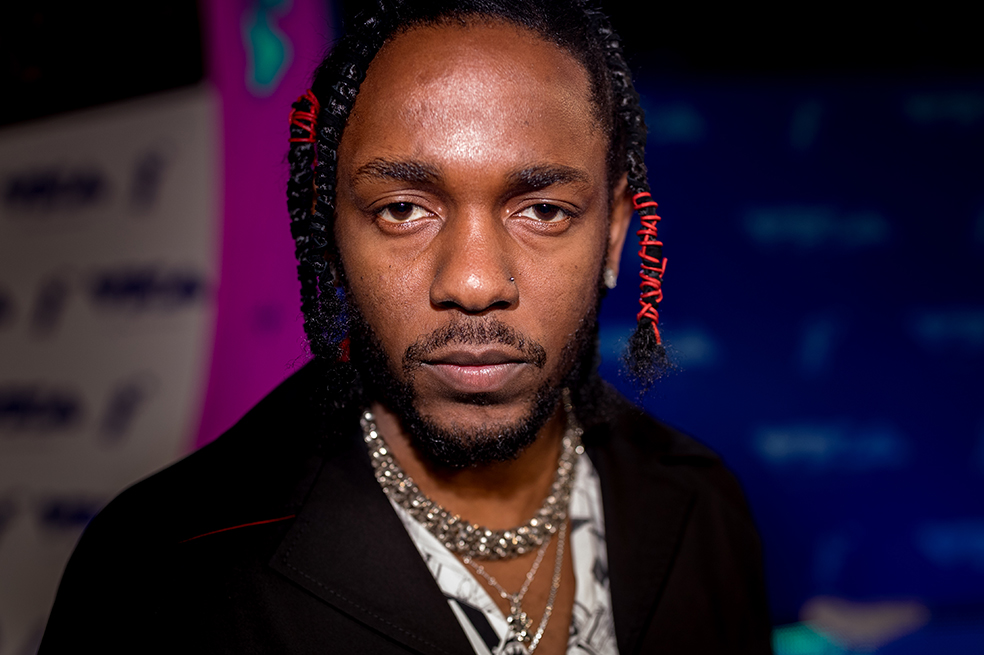 Kendrick Lamar invita a fan al escenario y le reclama por cantar la palabra «nigger»