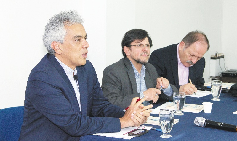Ricardo Lozano, director de People and Earth; Guillermo Rudas, miembro del consejo académico del Foro Nacional Ambiental, y Gonzalo Duque, profesor de la Universidad de Caldas, durante el Encuentro por el Agua Regional. / Cortesía