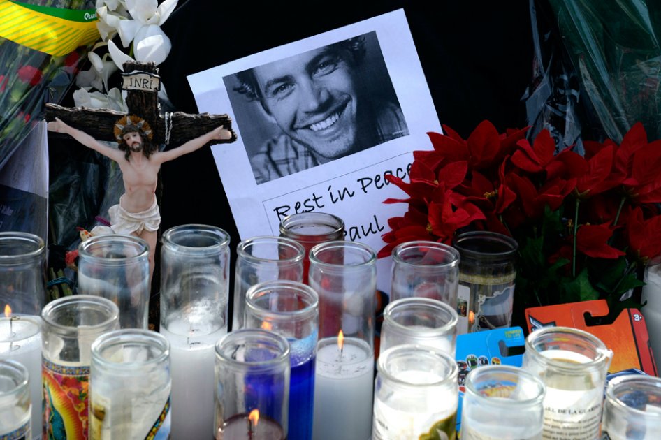 Policía pide a fans de Paul Walker que dejen de quemar llantas donde murió el actor