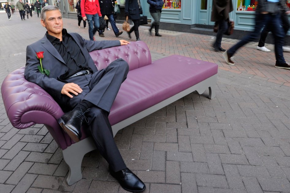 George Clooney, solo y con rosa en mano