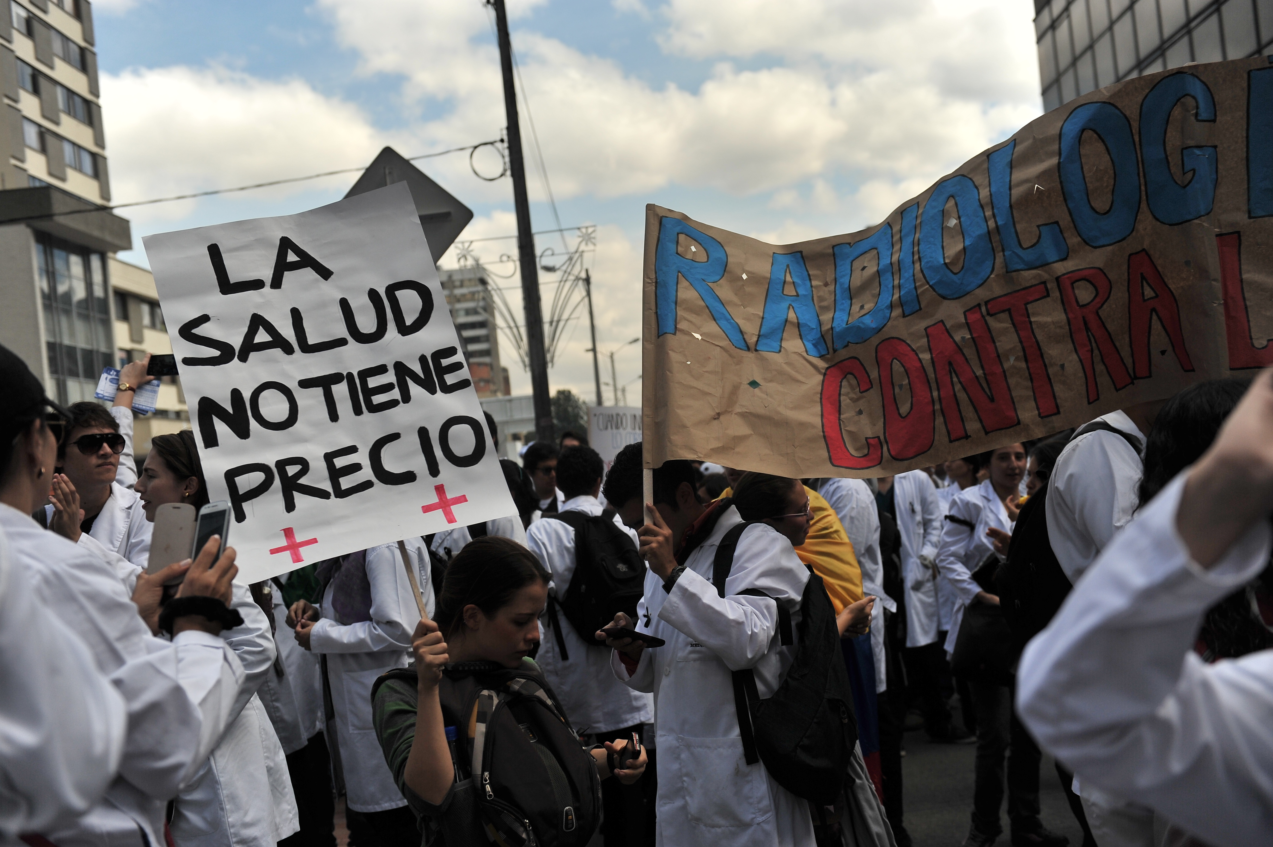 Médicos, enfermeras y estudiantes de medicina marchan en contra de la reforma a la Salud.