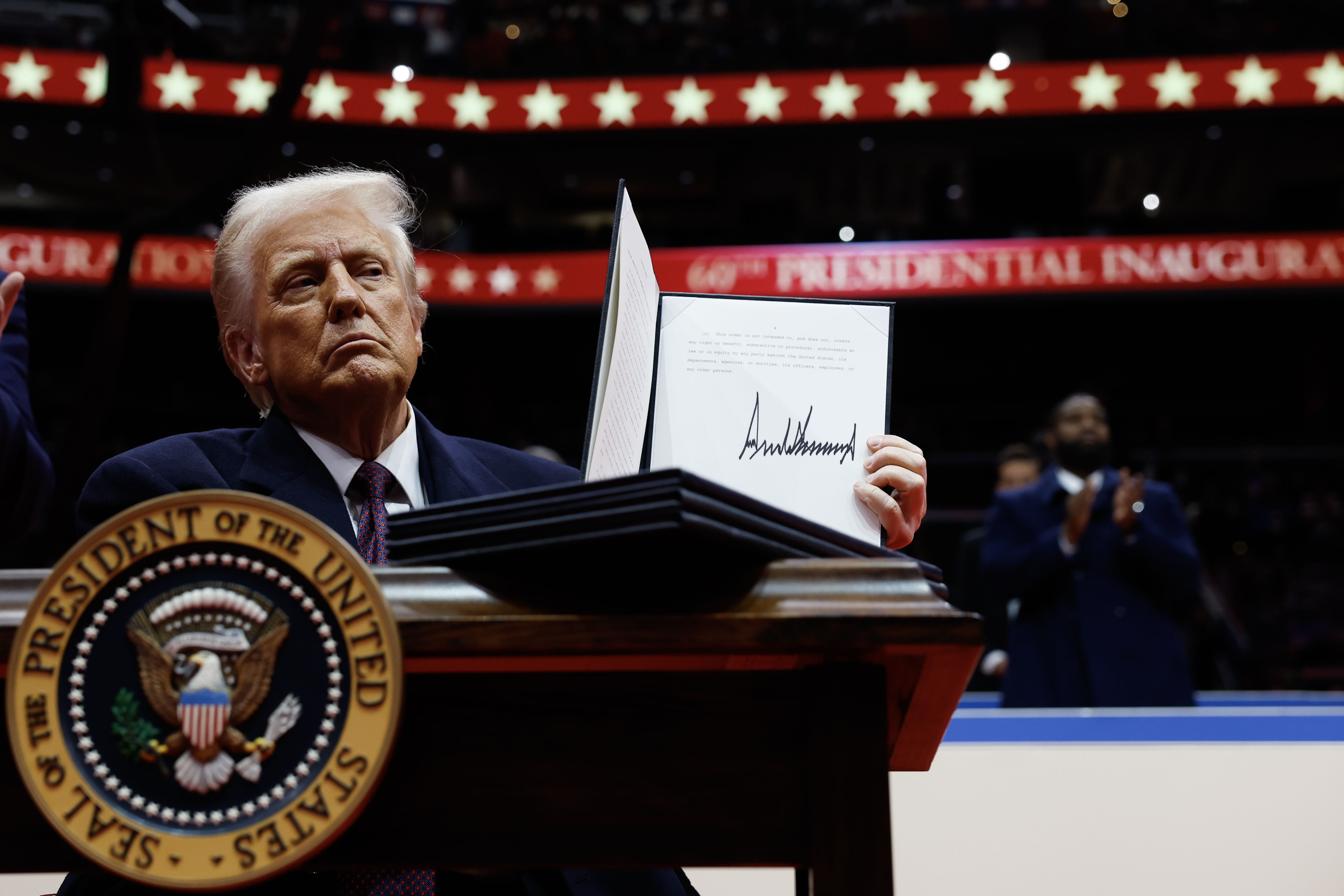 Washington (United States), 20/01/2025.- U.S. President Donald Trump holds up an executive order after signing it during an indoor inauguration event at the Capital One Arena in Washington, DC, USA, 20 January 2025. Trump was sworn in for a second term as president of the United States on 20 January. The presidential inauguration was held indoors due to extreme cold temperatures in DC. (Estados Unidos) EFE/EPA/ANNA MONEYMAKER / POOL