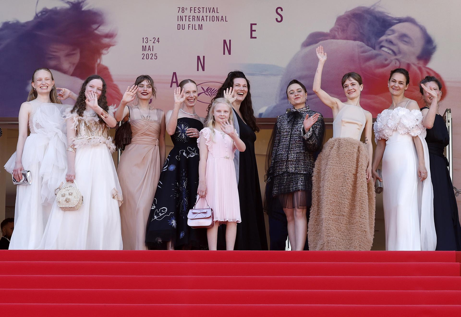 CANNES (France), 14/05/2025.- (L-R) Luzia Oppermann, Laeni Geiseler, a guest, Susanne Wuest, Hanna Heckt, director Mascha Schilinski, Lena Urzendowsky, Lea Drinda, Luise Heyer and Louise Peters attend the premiere for 'Sound of Falling (In Die Sonne Schauen)' during the 78th annual Cannes Film Festival, in Cannes, France, 14 May 2025. The film festival runs from 13 to 24 May 2025. (Cine, Francia) EFE/EPA/SEBASTIEN NOGIER
