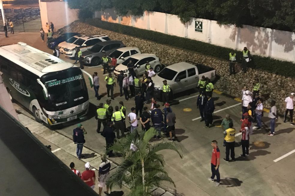 Violencia en el fútbol: murió hincha de Santa Fe y el bus del Pasto fue atacado