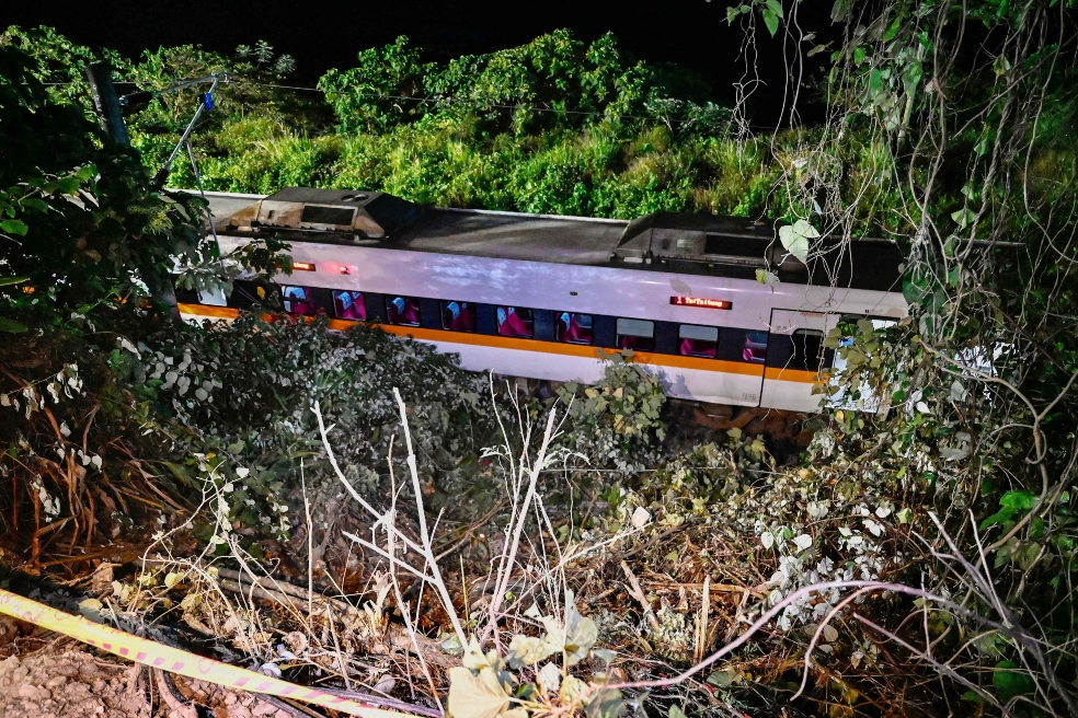 Tragedia en Taiwán: accidente de tren deja por lo menos 51 personas muertas