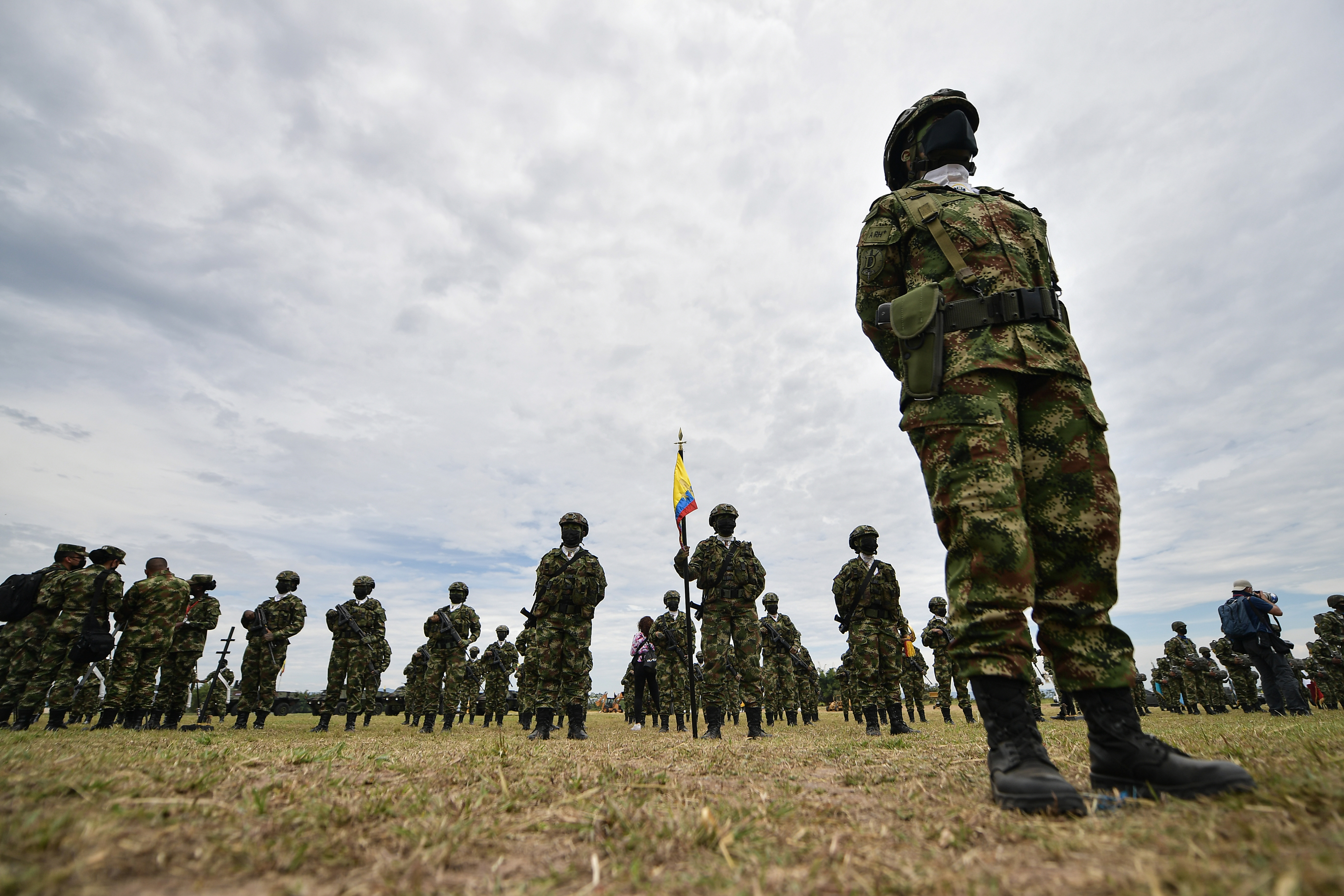 Militares ya pueden tomar de la mano a su pareja portando el uniforme | EL  ESPECTADOR