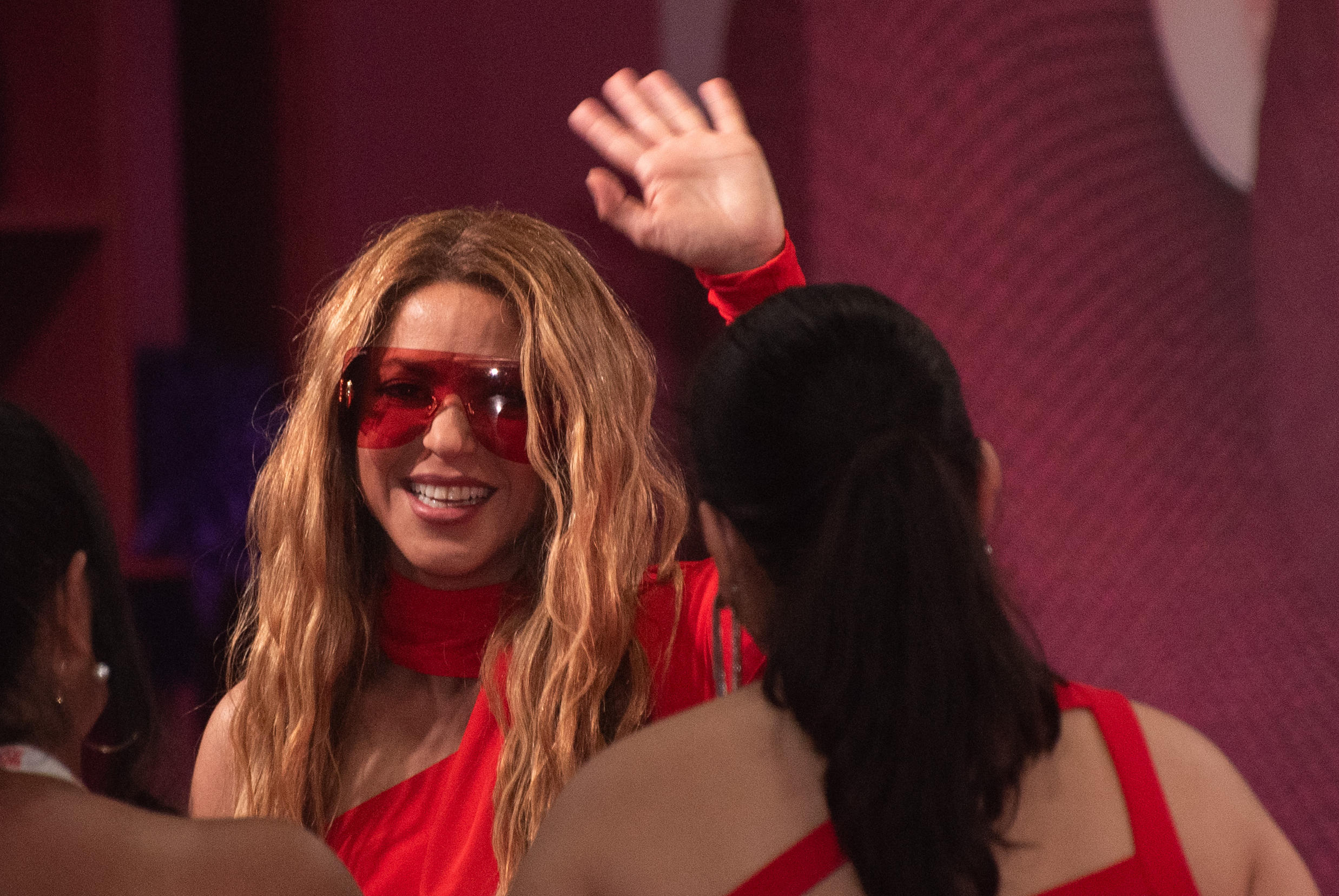 AME3892. SAN JUAN (PUERTO RICO), 24/08/2023.- Fotografía de archivo fechada el 20 de julio de 2023 que muestra a la cantautora colombiana Shakira mientras saluda a su llegada al Media Center de los Premios Juventud, en San Juan (Puerto Rico). El cantante y compositor de música regional mexicana Peso Pluma encabeza, con 21 nominaciones, la lista oficial de finalistas de los Premios Billboard de la Música Latina 2023, en la que le siguen de lejos Bad Bunny, el Grupo Frontera, Karol G, Shakira y Fuerza Regida, anunciaron este jueves los organizadores. EFE/ Enid M. Salgado