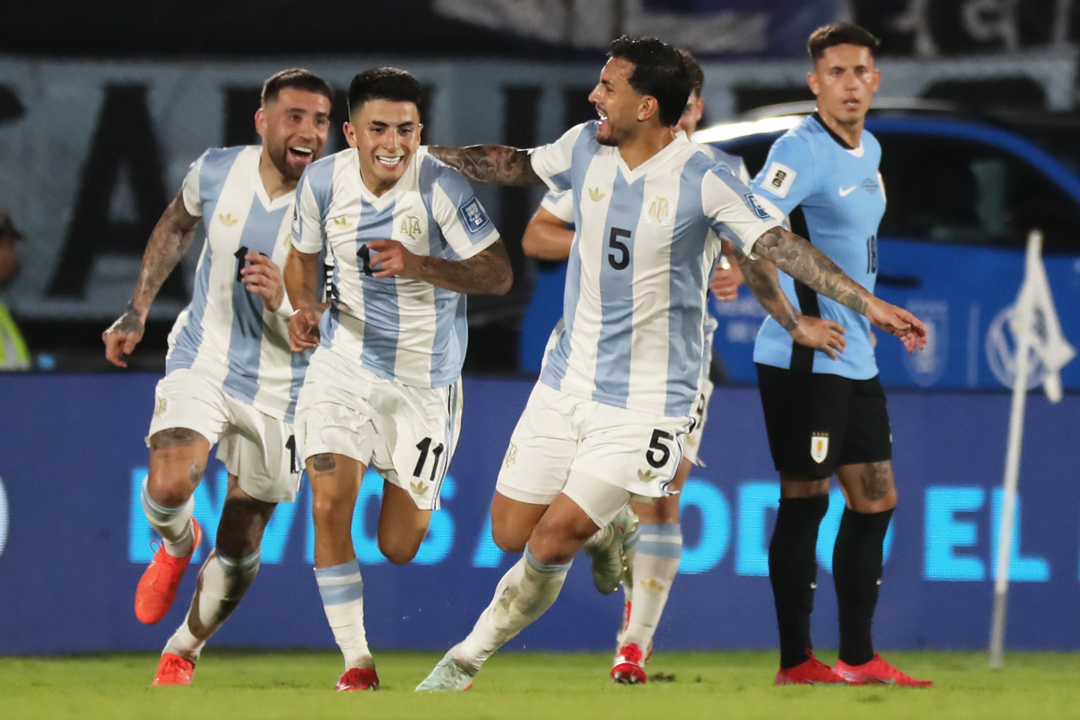 AMDEP3832. MONTEVIDEO (URUGUAY), 21/03/2025.- Thiago Almada (i) junto a Leandro Paredes de Argentina celebran un gol este viernes, en un partido de las eliminatorias sudamericanas para el Mundial de 2026 entre las selecciones de Uruguay y Argentina en el estadio Centenario en Montevideo (Uruguay). EFE/ Raúl Martínez