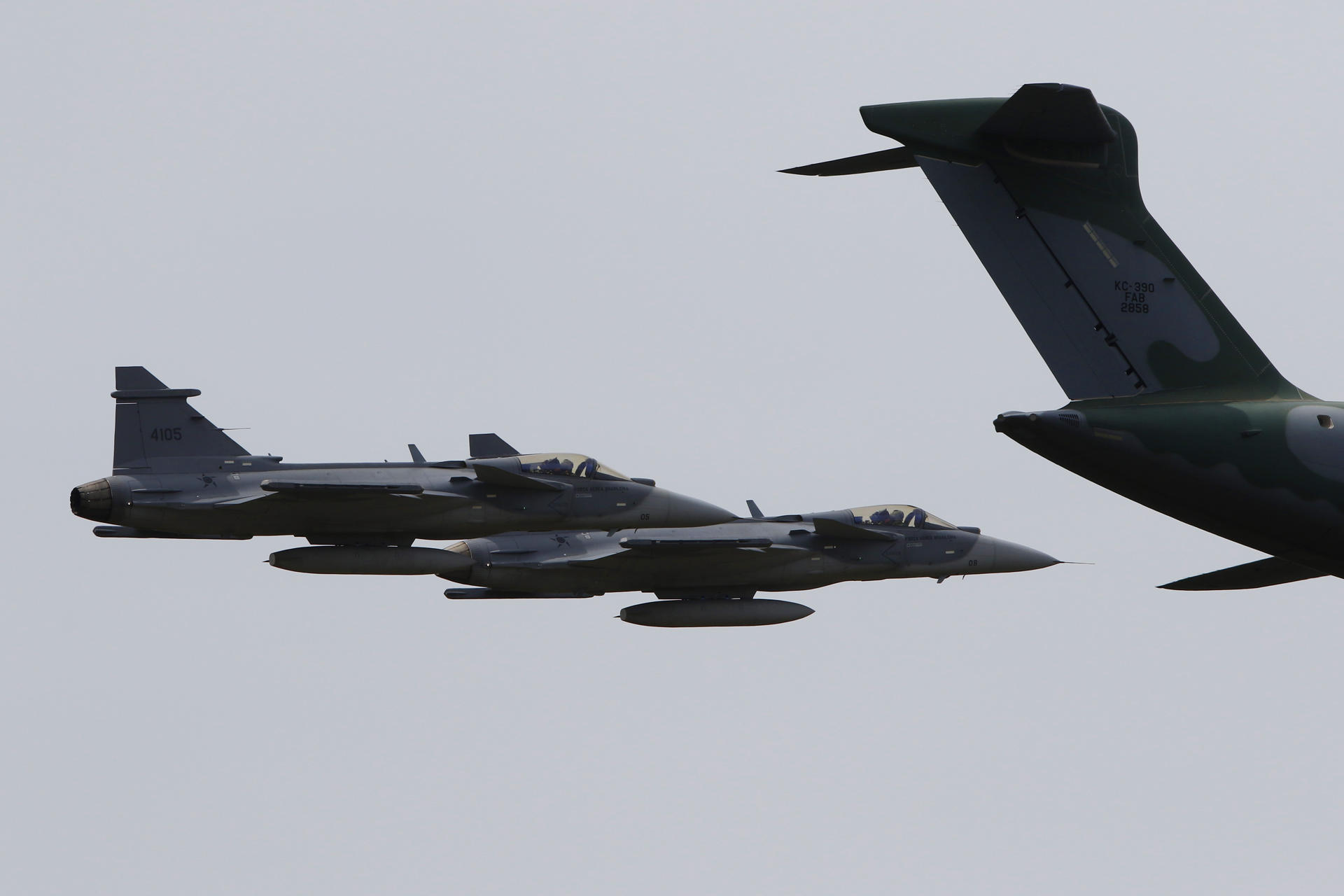 Gobierno revisaría condiciones del contrato de los 17 Gripen y adquiriría seis Black Hawk