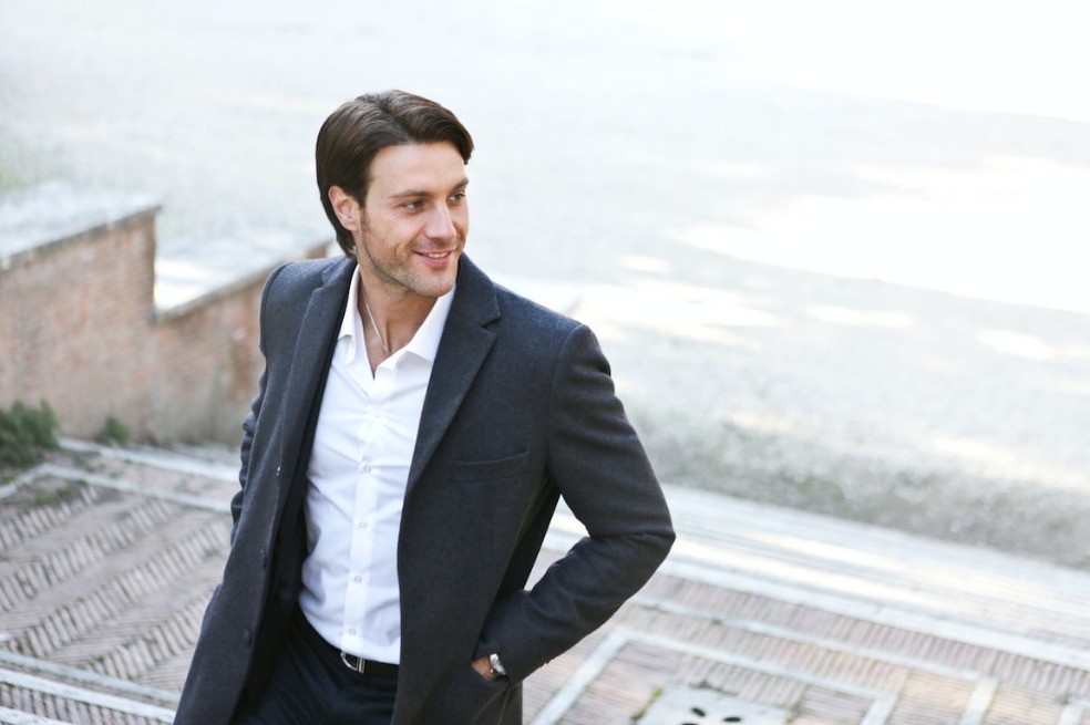 Traje sin corbata: estas son 5 maneras de llevarlo con elegancia