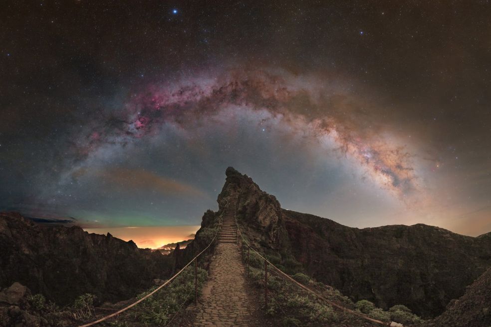 “Perseidas del Arco de Arranque” de Mike Abramyan muestra la lluvia de meteoros de las Perseidas, que ocurre cada agosto.