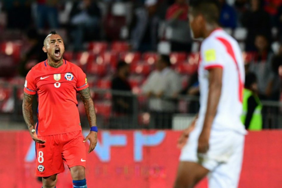 Chile derrota 2-1 a Perú y revive en la eliminatoria