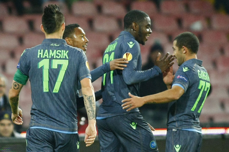 Duván Zapata selló el triunfo de Nápoli en Europa League