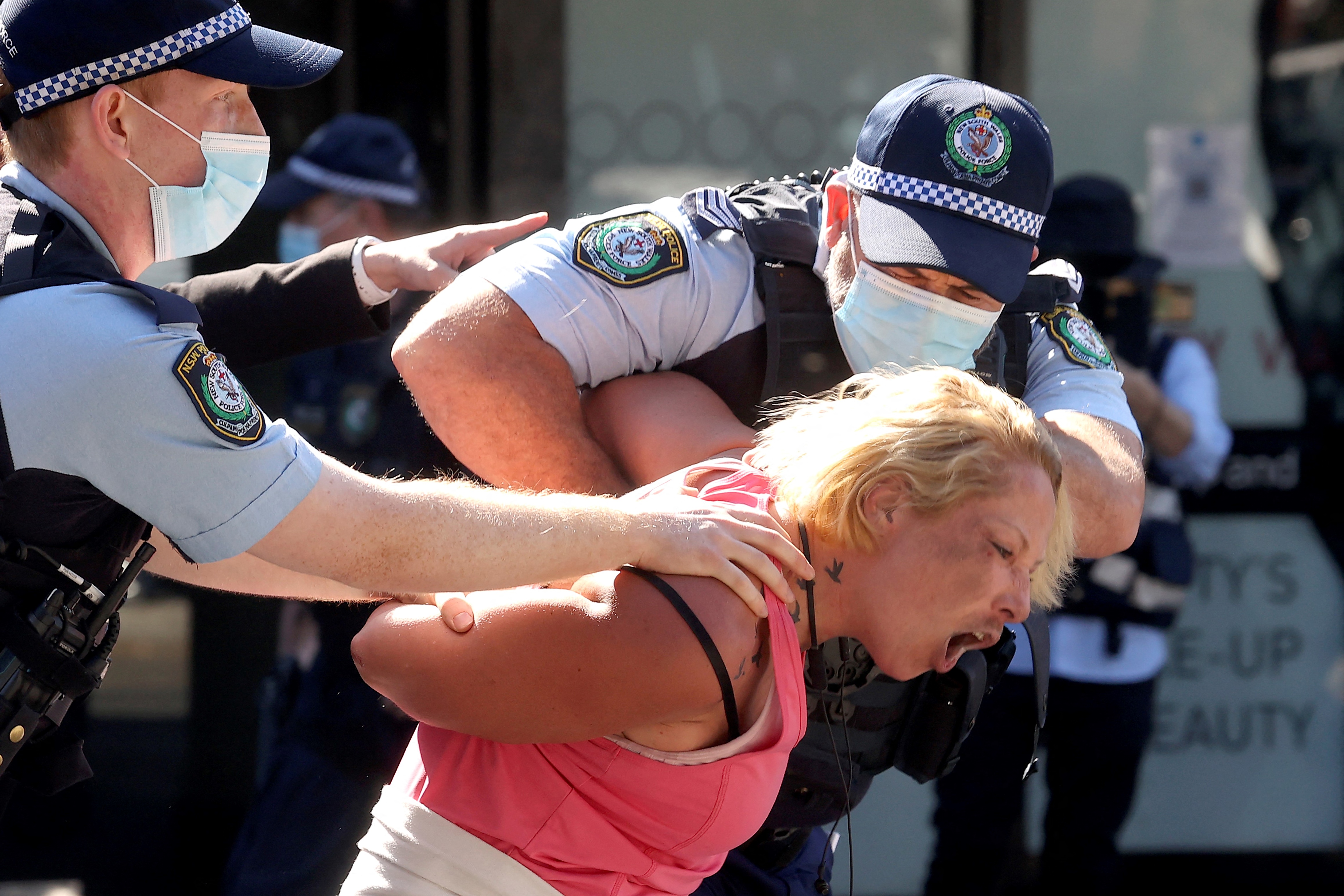 También hubo informaciones de importantes protestas en la ciudad de Brisbane. Australia, que se había aislado para evitar la entrada del virus, se enfrenta a un repunte de casos desde junio debido a la llegada de la contagiosa variante Delta que ha provocado un retorno de severas restricciones.