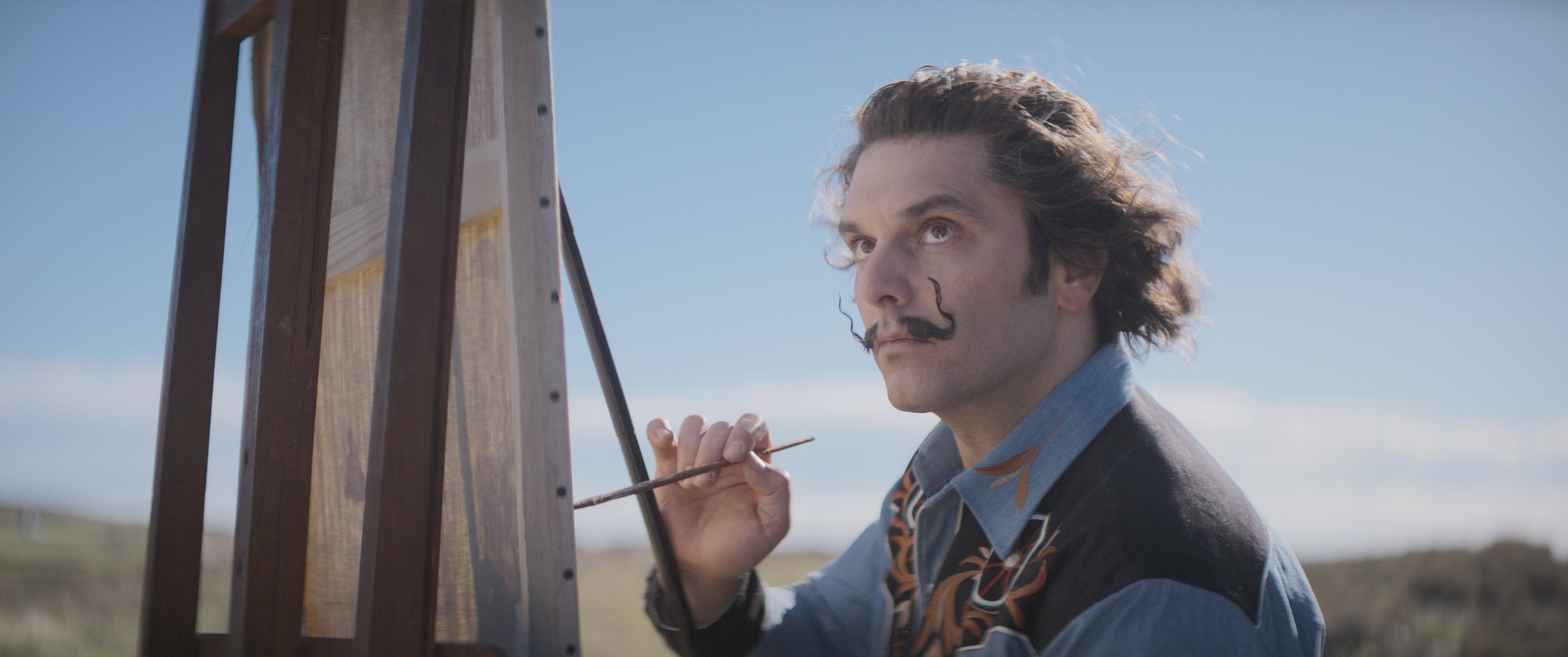 Dalí, interpretado por seis actores diferentes, revela facetas únicas de su personalidad, desde sus obsesiones y miedos hasta su inagotable creatividad.
