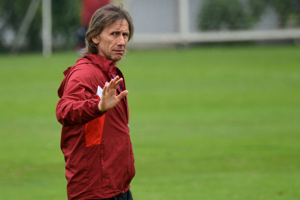 Gareca ya tiene nómina de jugadores peruanos para el Mundial, dice su asistente