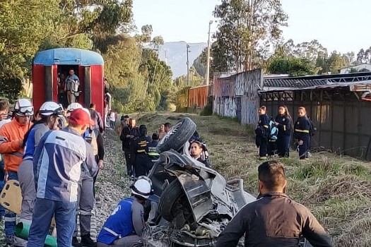 Grave accidente entre automóvil y Tren de la Sabana deja dos personas atrapadas