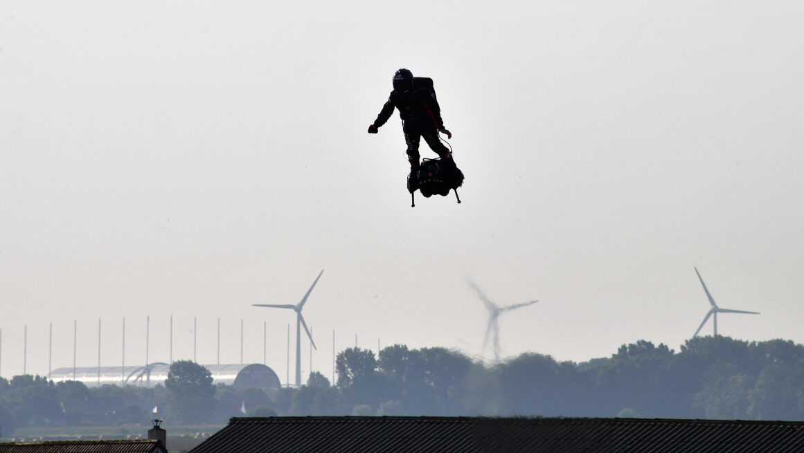 El «hombre volador» de Francia no logró cruzar el Canal de la Mancha