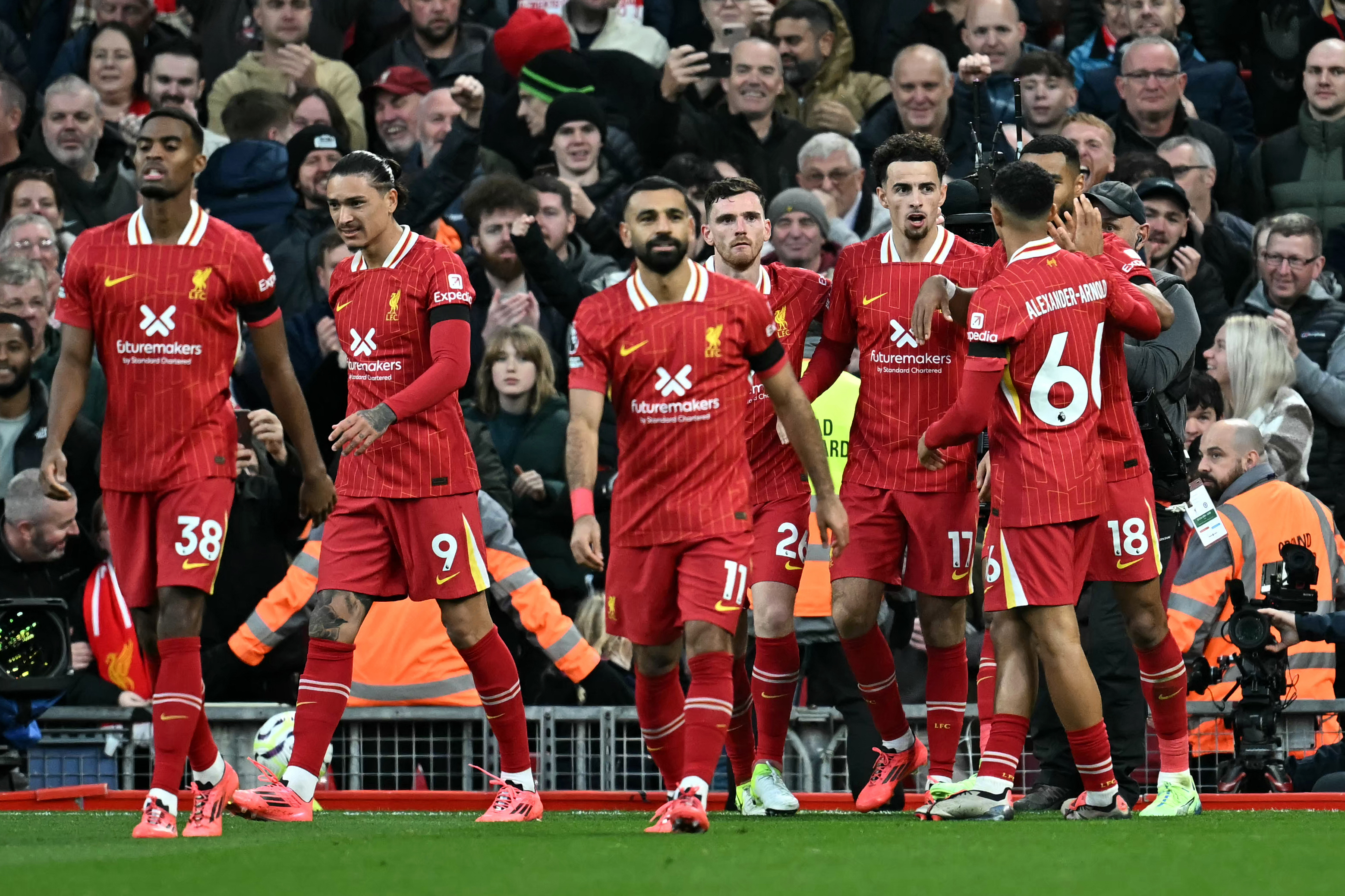 Curtis Jones celebra el segundo gol Liverpool durante el partido de fútbol de la Premier League inglesa ante Chelsea.