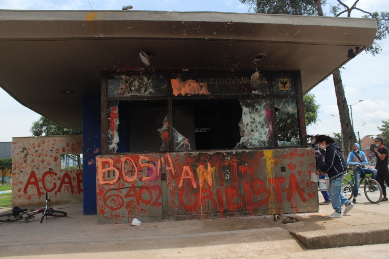 En fotos: Los rastros del vandalismo en algunos CAI de Bogotá