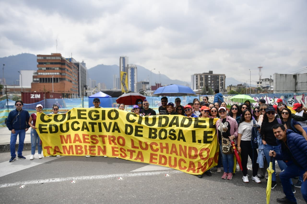 Docentes sostienen carteles en los que exigen mejores condiciones para la educación pública, incluyendo infraestructura adecuada y más personal de apoyo para estudiantes con necesidades especiales.