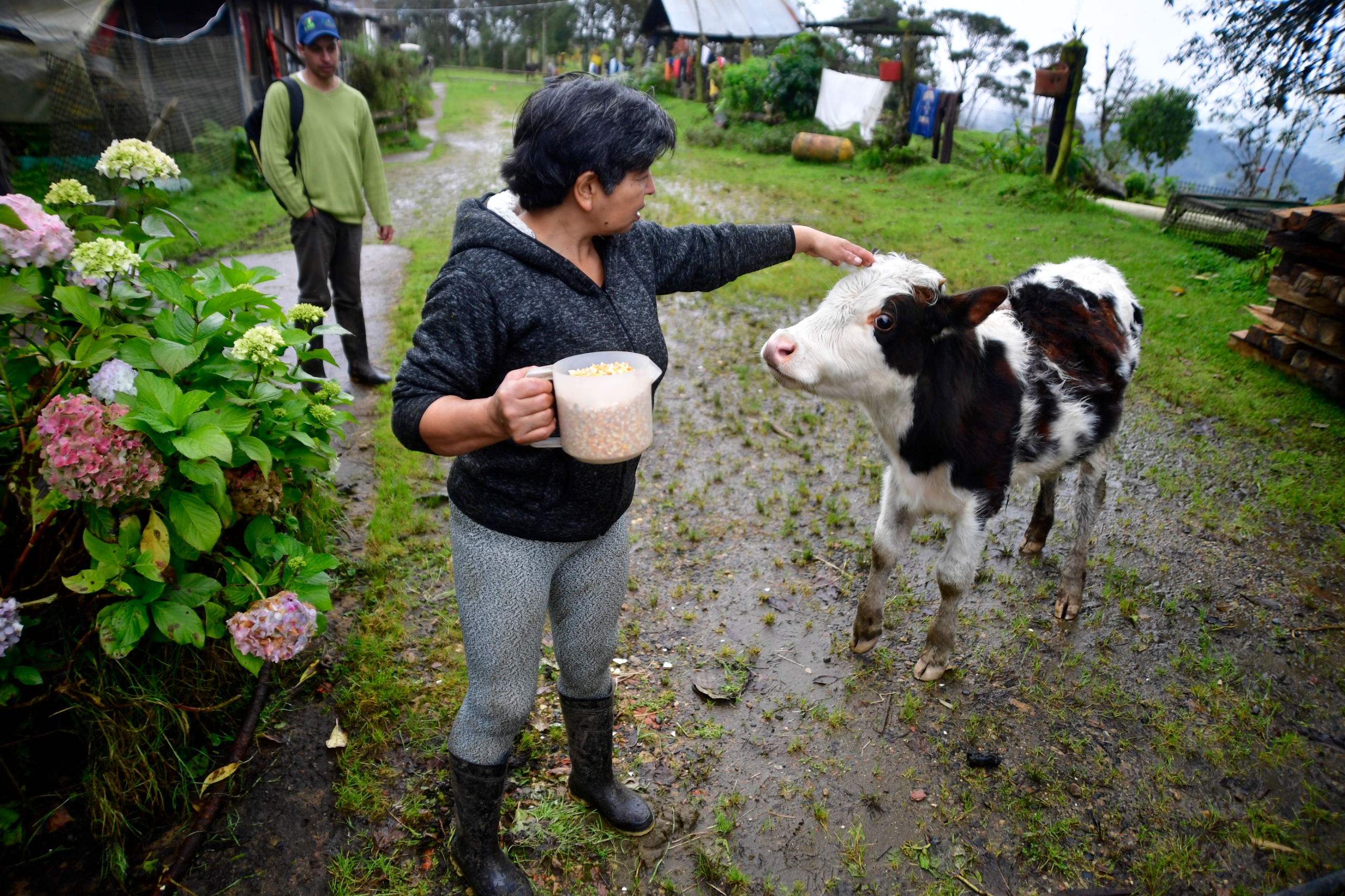 Janeth Avellaneda con uno de los animales que cría en la finca El Palmar.
