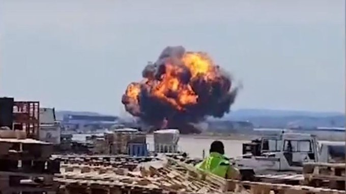 Piloto en España logra salvarse antes de que su avión se estrellara
