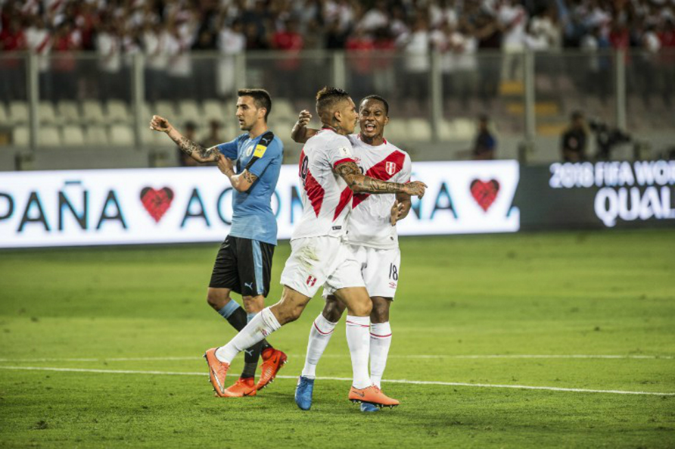Perú venció a Uruguay y le dio una mano a Colombia