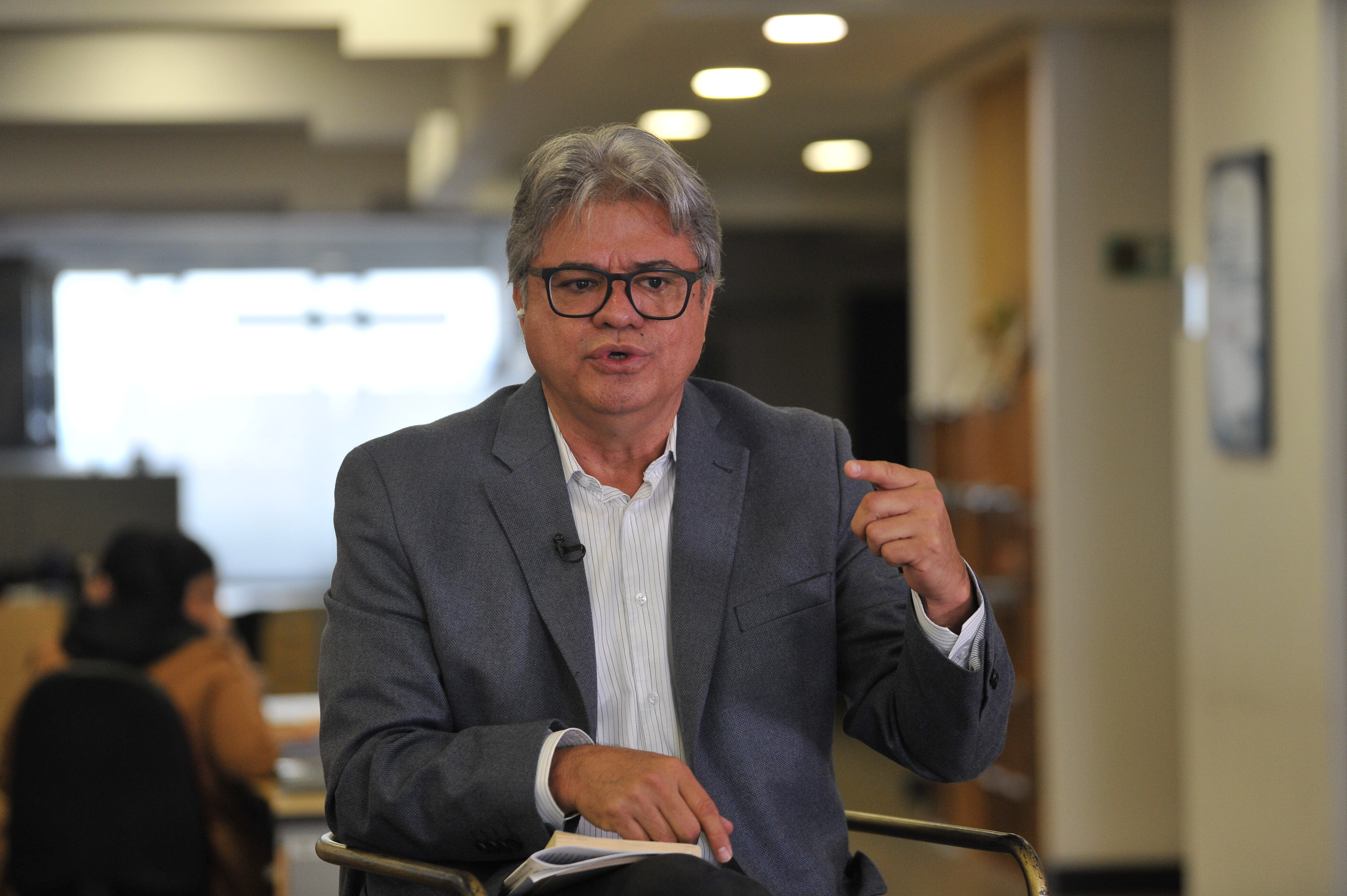 “Quiero que desde la izquierda también le hagamos un debate a la guerrilla”: Wilson Arias