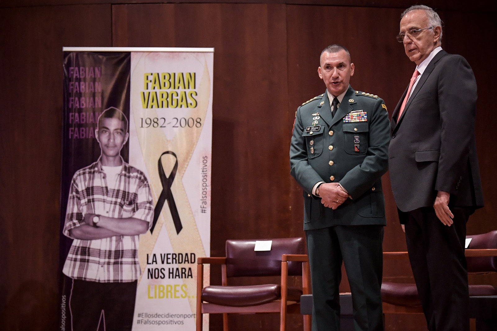 En imágenes: ministro de Defensa pidió perdón a familiares de un falso positivo