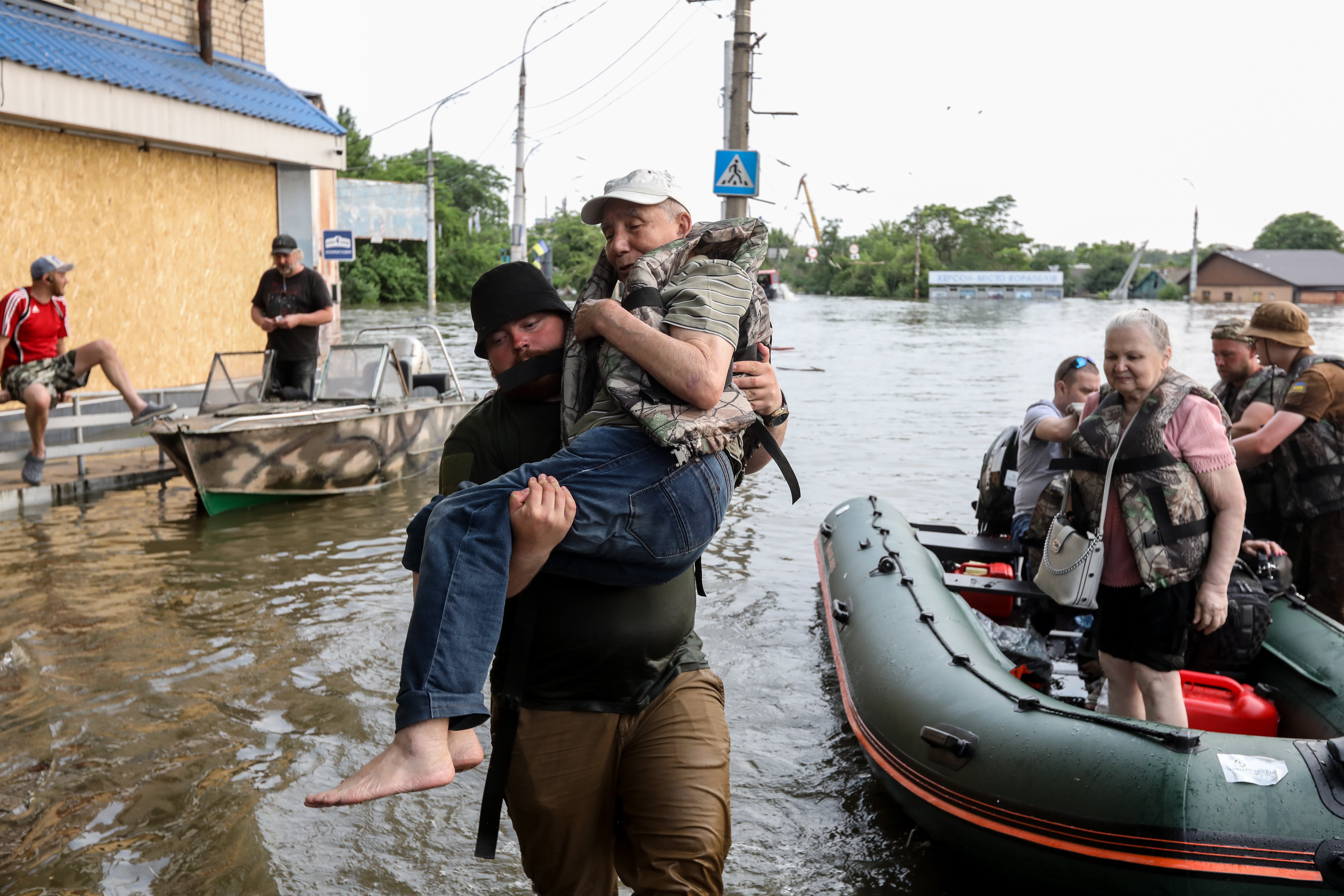 Kherson (Ukraine), 07/06/2023.- Local residents are evacuated from a flooded area of Kherson, Ukraine, 07 June 2023. Ukraine has accused Russian forces of destroying a critical dam and hydroelectric power plant on the Dnipro River in the Kherson region along the front line in southern Ukraine on 06 June. A number of settlements were completely or partially flooded, Kherson region governor Oleksandr Prokudin said on telegram. Russian troops entered Ukraine in February 2022 starting a conflict that has provoked destruction and a humanitarian crisis. (Rusia, Ucrania) EFE/EPA/MYKOLA TYMCHENKO