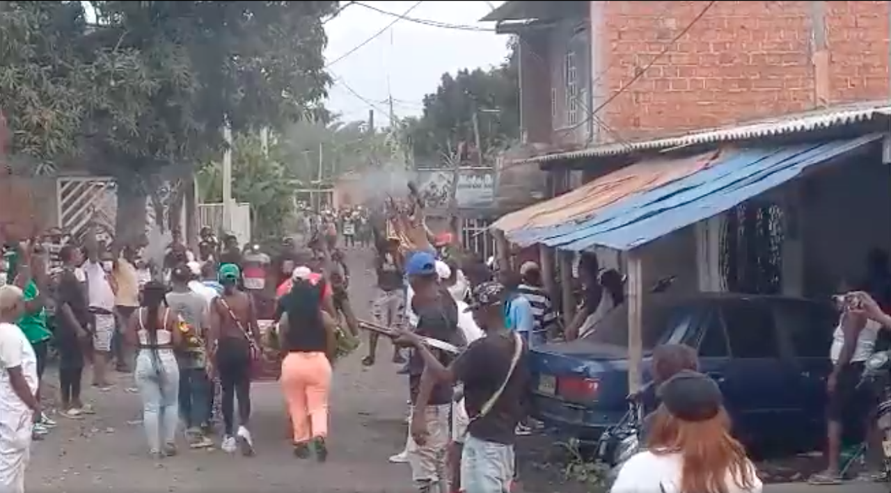 Con disparos y exhibición de armas acompañaron funeral de alias Gomelo en Guachené