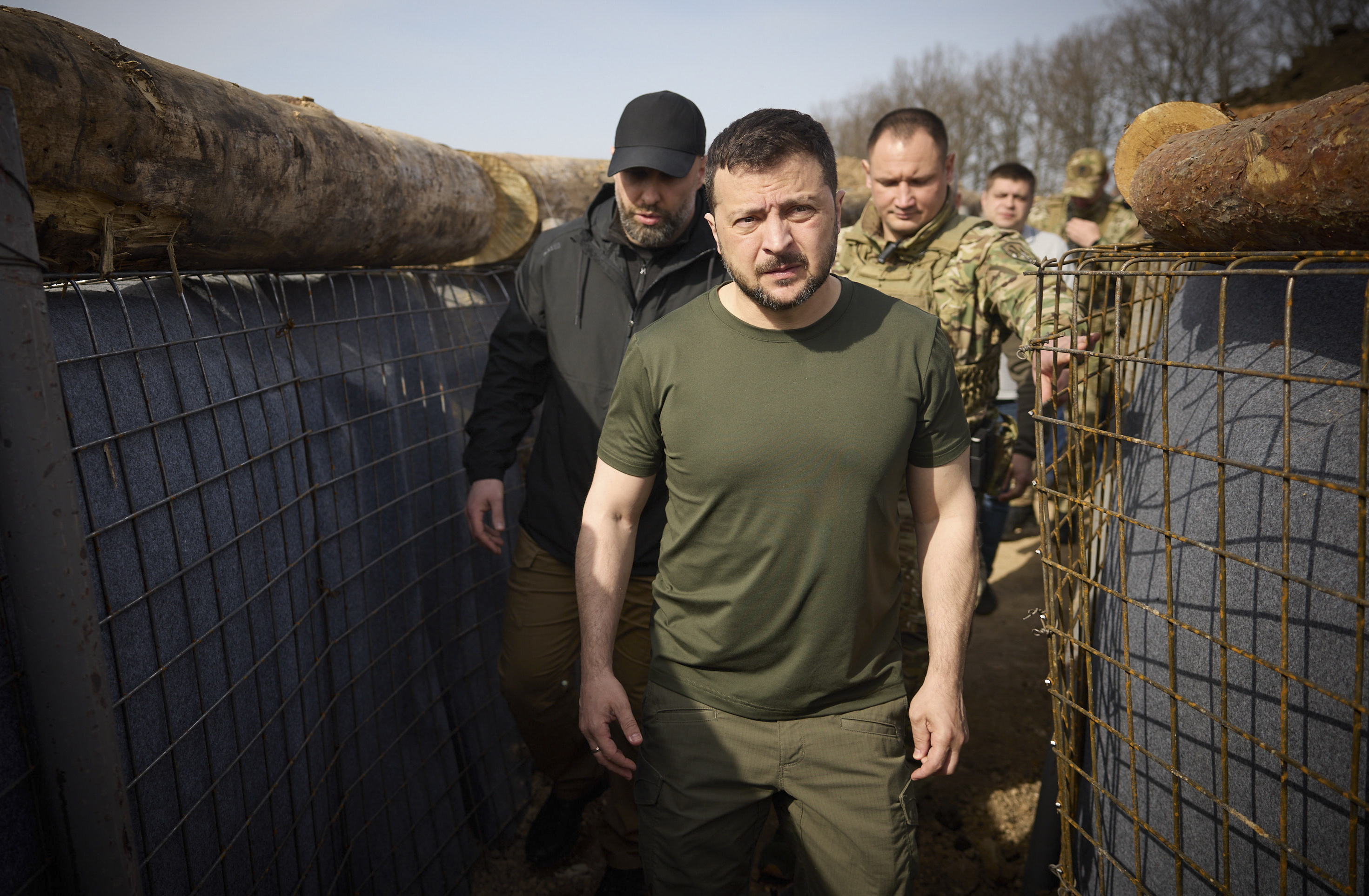 Kharkiv Region (Ukraine), 09/04/2024.- A handout photo made available by the Presidential Press Service shows Ukrainian President Volodymyr Zelensky (C) and the head of the Kharkiv Regional Military Administration Oleh Syniehubov (L background) visit the construction site of a defence line in the Kharkiv region, Ukraine, 09 April 2024 amid the Russian invasion. Russian troops entered Ukrainian territory on 24 February 2022, starting a conflict that has provoked destruction and a humanitarian crisis. (Rusia, Ucrania) EFE/EPA/PRESIDENTIAL PRESS SERVICE HANDOUT HANDOUT HANDOUT EDITORIAL USE ONLY/NO SALES HANDOUT EDITORIAL USE ONLY/NO SALES