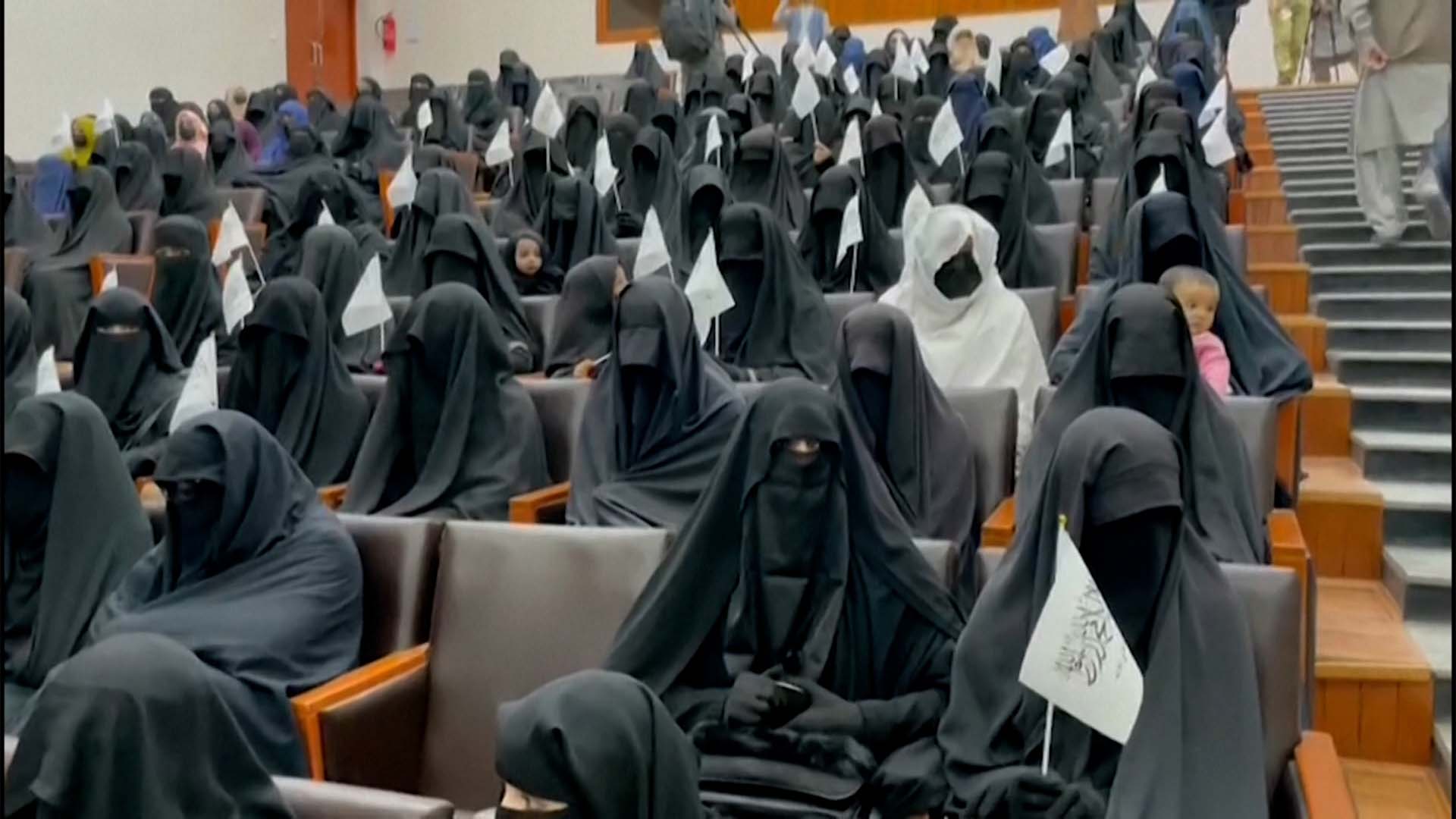 Mujeres afganas pueden perder el empleo si no se cubren la cabeza para trabajar
