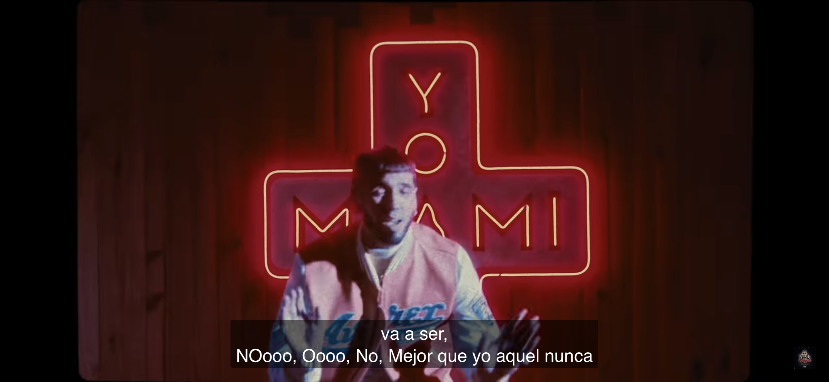 Anuel AA en el videoclip de "Mejor que yo". Al fono se ve la escultura de "Yo amo a Miami", creada por el colombiano diseñador Juan Camilo Rojas.