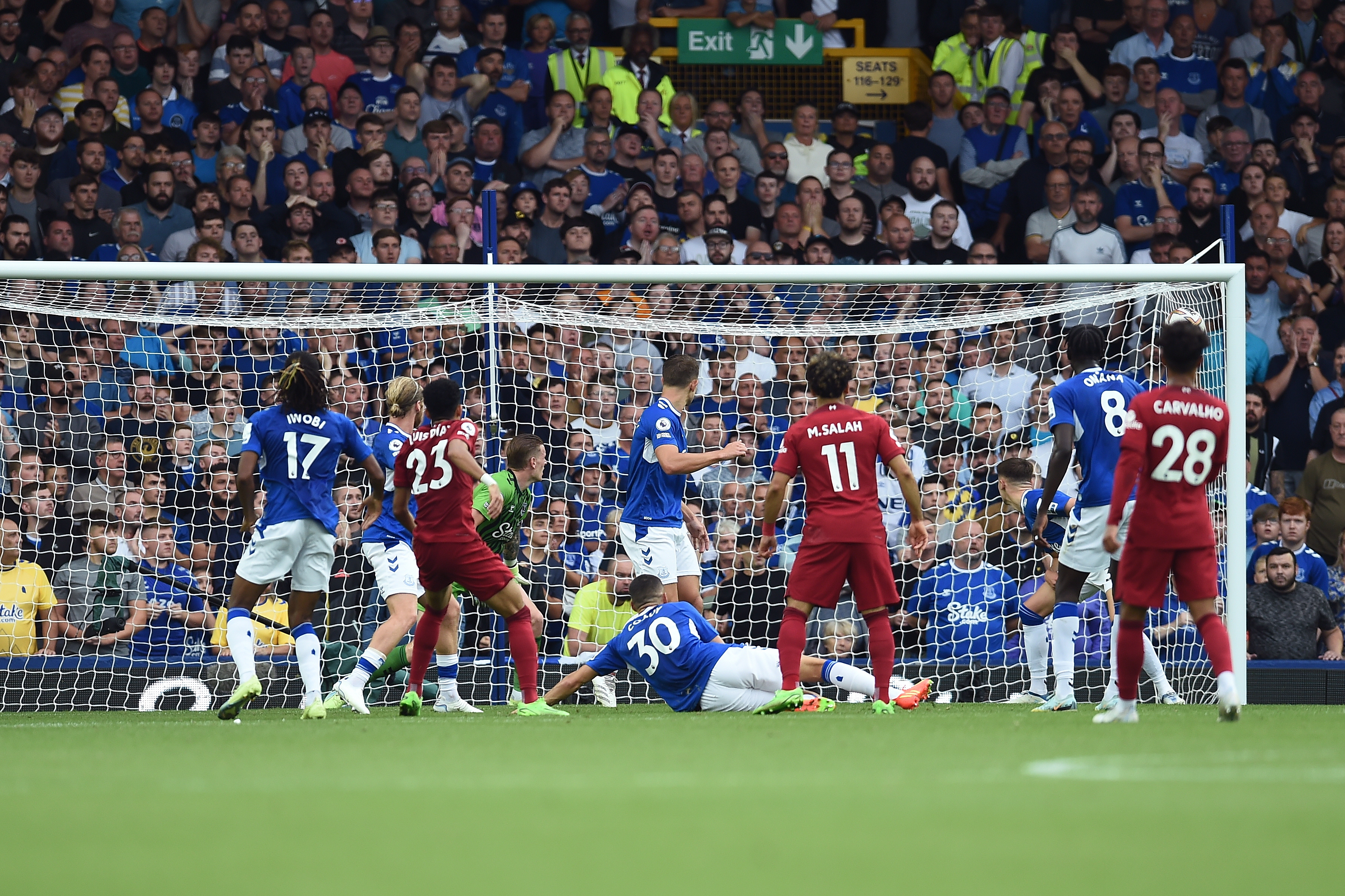 Liverpool (United Kingdom), 03/09/2022.- Luis Diaz (3-L) of Liverpool FC hits the goalpost during the English Premier League soccer match between Everton FC and Liverpool FC in Liverpool, Britain, 03 September 2022. (Reino Unido) EFE/EPA/PETER POWELL EDITORIAL USE ONLY. No use with unauthorized audio, video, data, fixture lists, club/league logos or 'live' services. Online in-match use limited to 120 images, no video emulation. No use in betting, games or single club/league/player publications