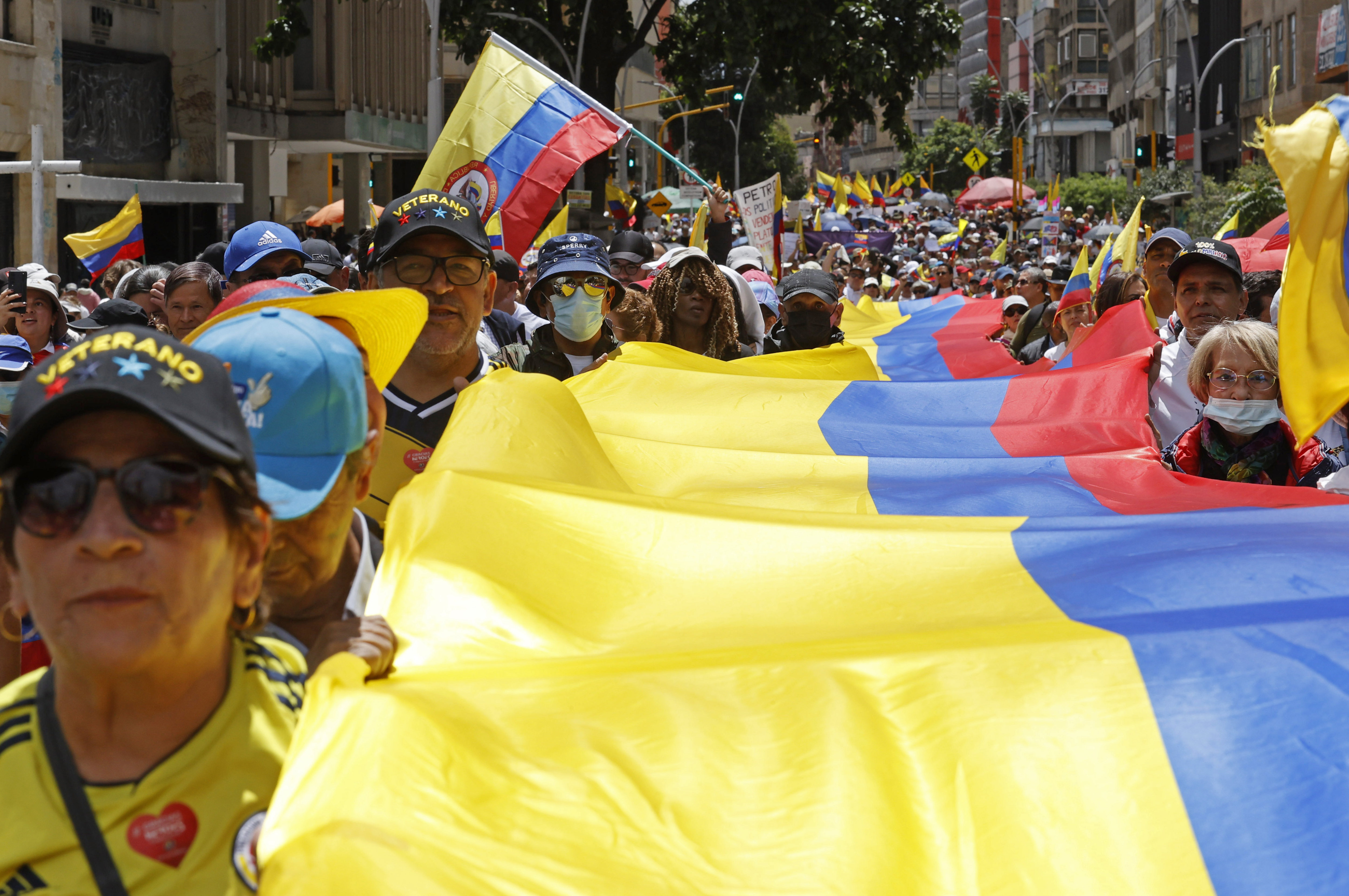 AME7783. BOGOTÁ (COLOMBIA), 20/06/2023.- Personas se manifiestan hoy en contra del Gobierno de Gustavo Petro, en Bogotá (Colombia). La oposición colombiana se congregó este martes en las calles de las principales ciudades del país para protestar contra las reformas sociales que impulsa la administración del presidente Gustavo Petro, muy cuestionado en las últimas semanas por los escándalos en su Gobierno. EFE/ Mauricio Dueñas Castañeda