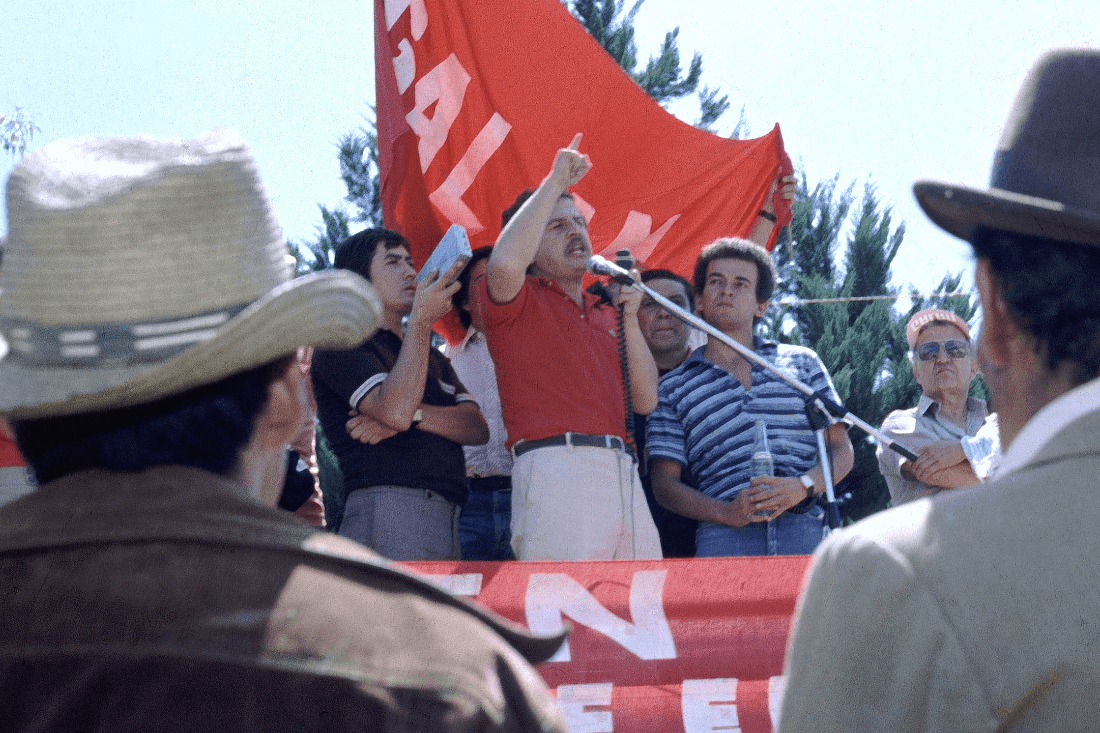 Algunas de las principales proclamas de Luis Carlos Galán como candidato presidencial estaban encaminadas a que el país se sacudiera del yugo de las mafias del narcotráfico. Finalmente, Pablo Escobar ordenó asesinar al dirigente político. 