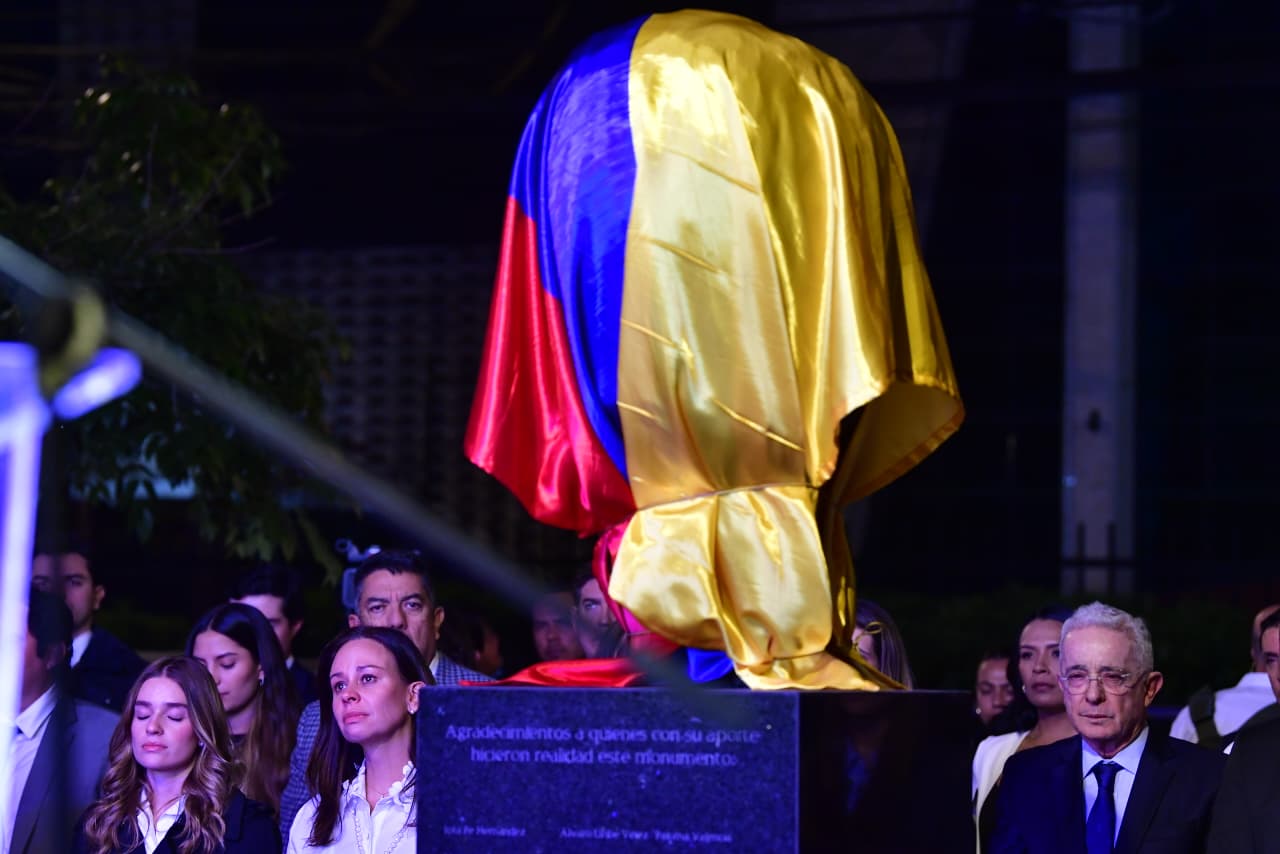 Tras un año de la muerte de Miguel Uribe Turbay, su familia junto a varios congresistas realizaron un homenaje a la memoria del senador en la Parroquia La Inmaculada Concepción, para luego develar su monumento en el antiguo parque “El Golfito”, que ahora lleva su nombre.