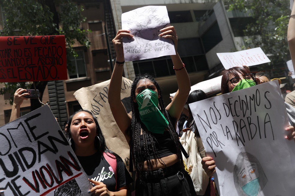 Tras caminar hasta la mitad de la calle, la adolescente observó que una patrulla se acercaba hacia ella, por lo que decidió timbrar en una casa cercana para aparentar que había llegado a la suya. Al no recibir respuesta, cuenta, los cuatro agentes de la Policía de Ciudad de México la subieron a la fuerza en una patrulla y la violaron.