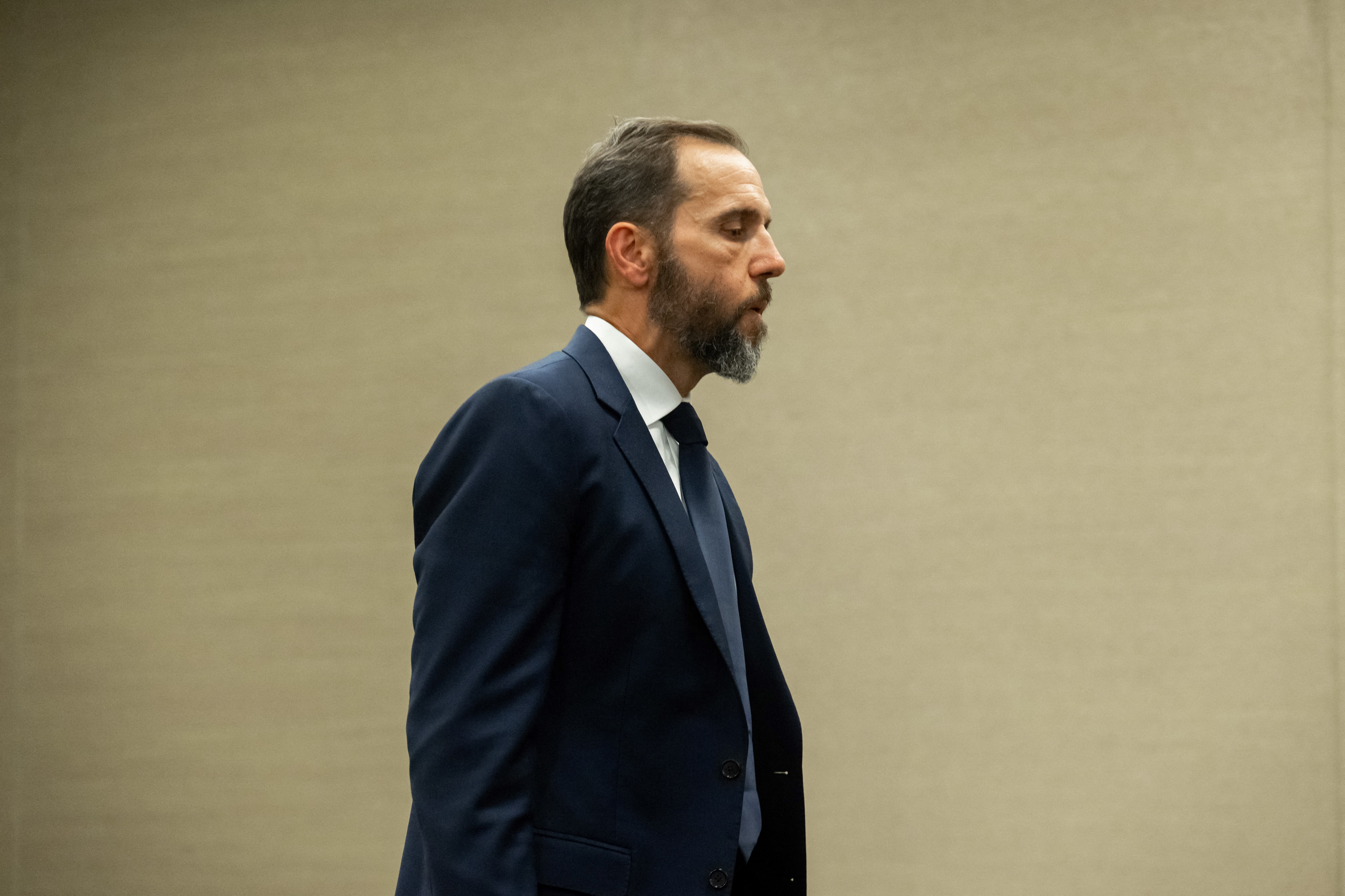El Fiscal Jack Smith llega para hablar con los miembros de los medios de comunicación en el edificio del Departamento de Justicia de EE. UU. en Washington, DC, el 1 de agosto de 2023. Donald Trump fue acusado el 1 de agosto de 2023 por sus esfuerzos para anular los resultados de las elecciones de 2020 -- la amenaza legal más seria hasta el momento para el expresidente mientras hace campaña para regresar a la Casa Blanca.