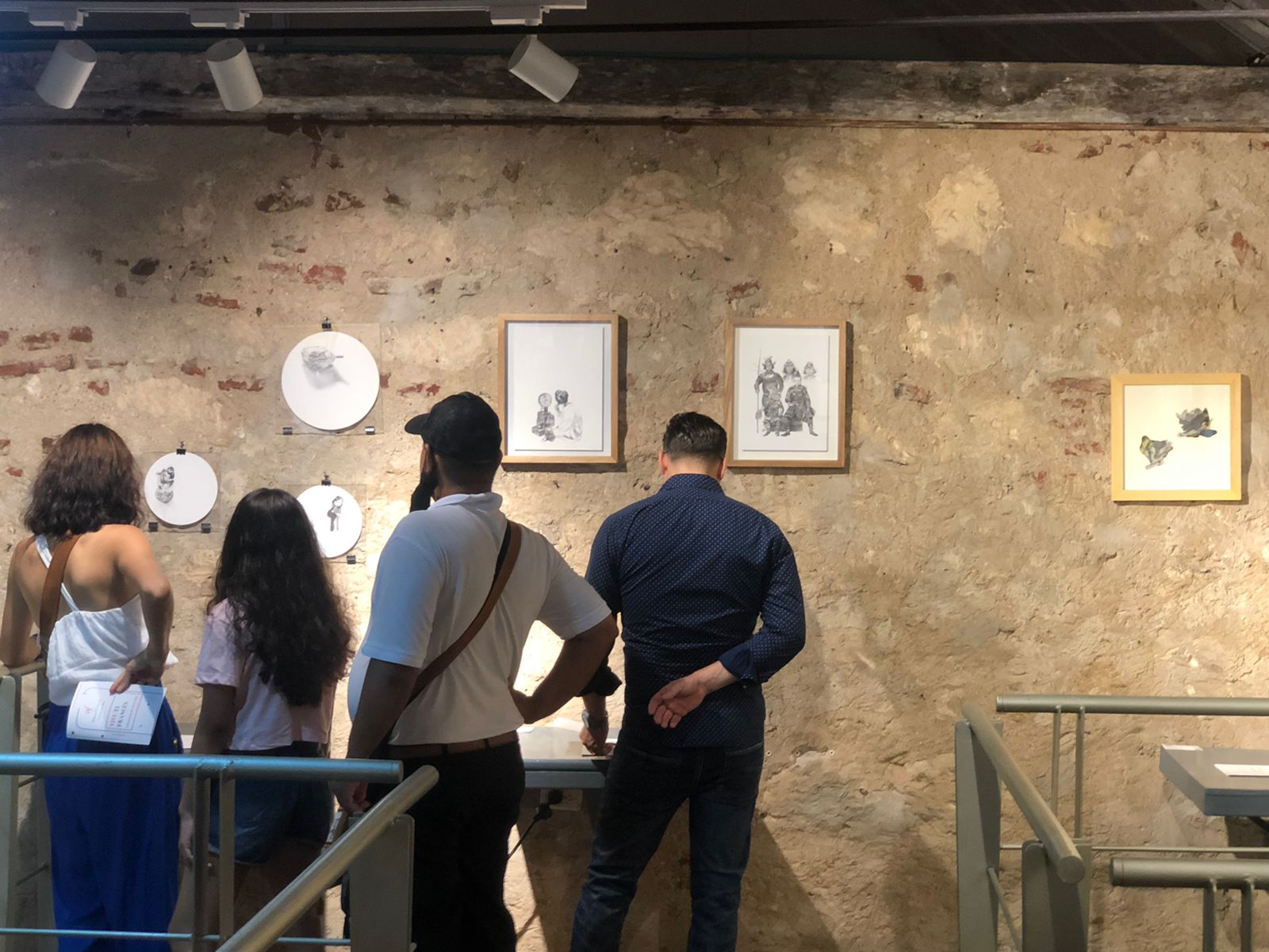 Obra de Fabian Acero (izquierda) y Hugo Cardenas (centro),  grafito sobre papel. Muestra de Tania Bernal (derecha).