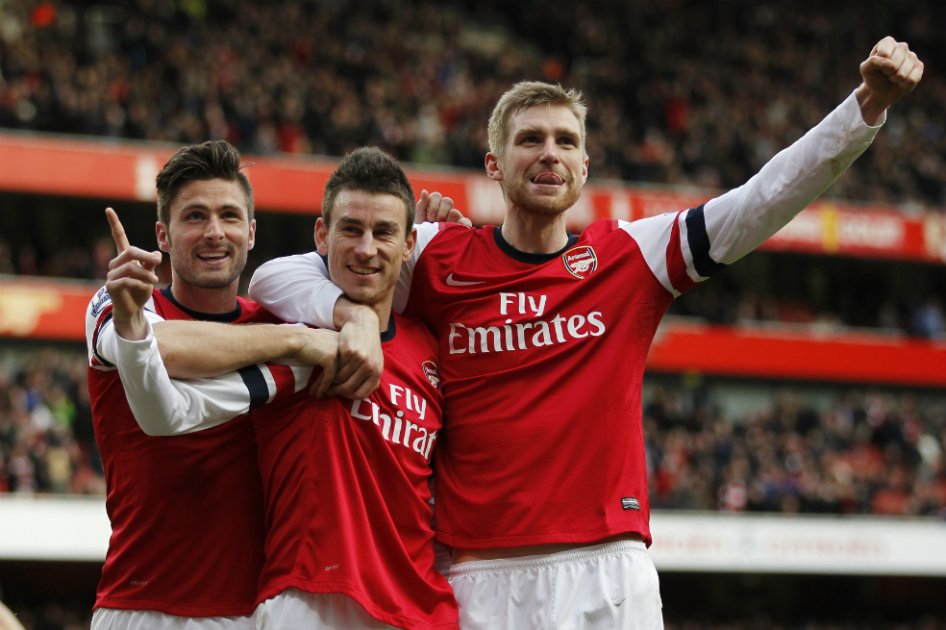 Arsenal goleó pero sigue de segundo en la Premier League