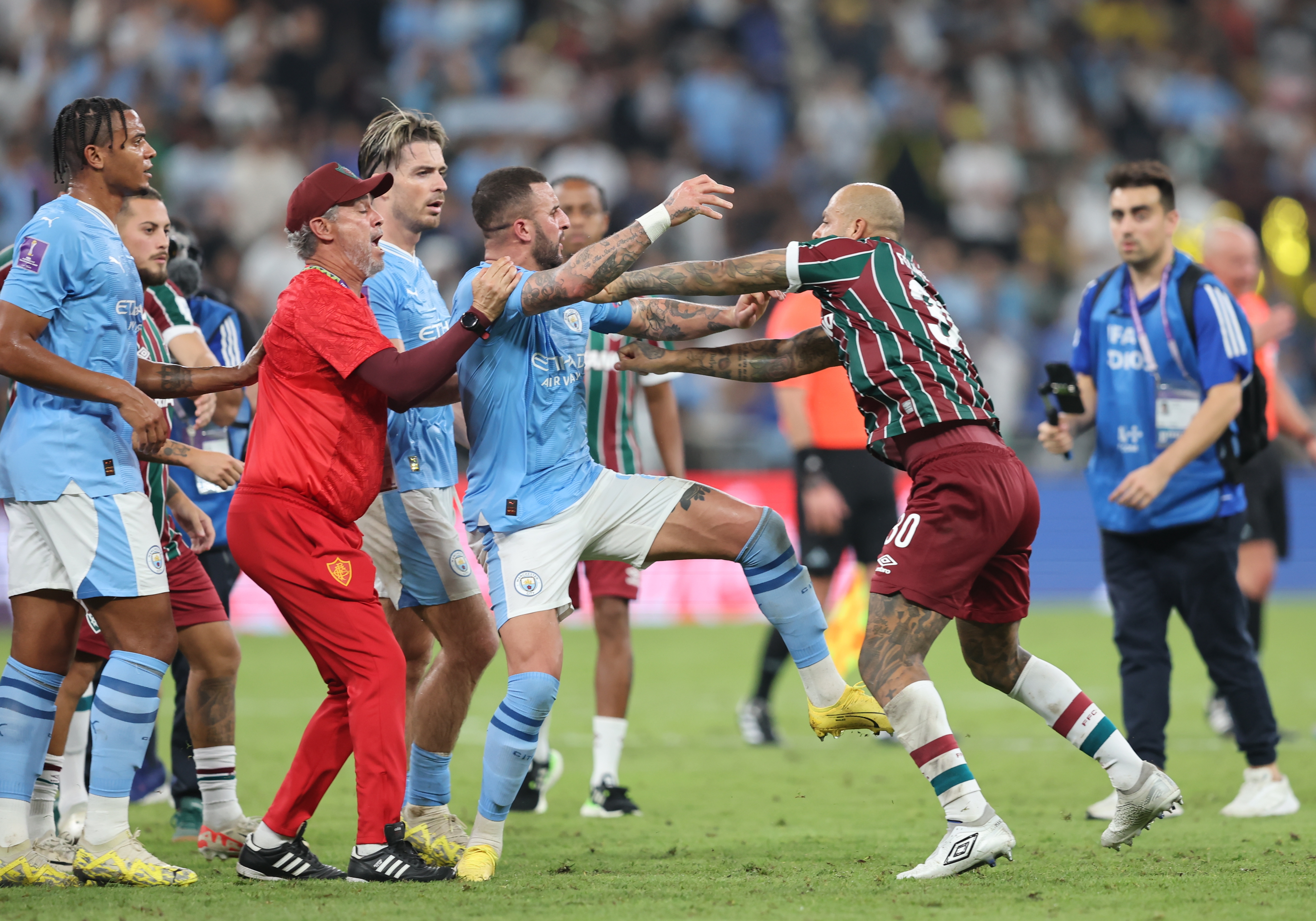 Jeddah (Saudi Arabia), 22/12/2023.- Manchester City's Kyle Walker (L) scuffles with Fluminense's Felipe Melo (R) after the FIFA Club World Cup 2023 final match beween Manchester City and Fluminense FC in Jeddah, Saudi Arabia, 22 December 2023. (Mundial de Fútbol, Arabia Saudita) EFE/EPA/ALI HAIDER