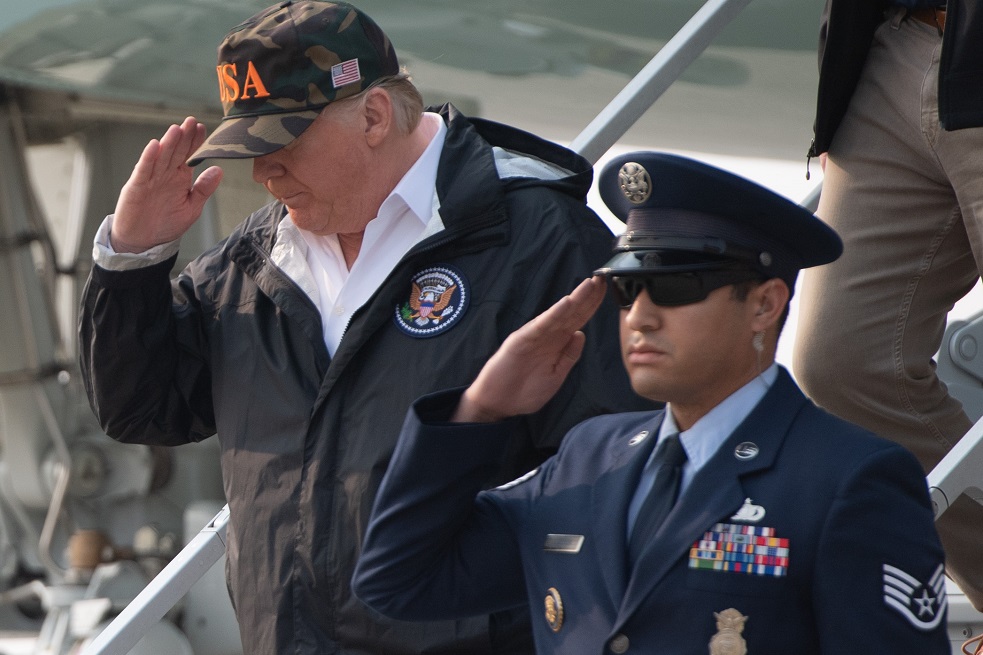 Trump viajó a California, devastada por mortales incendios