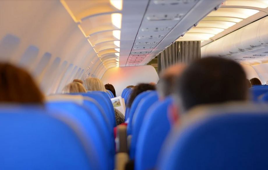 Dejar un asiento de por medio reduce contagios de COVID-19 en aviones