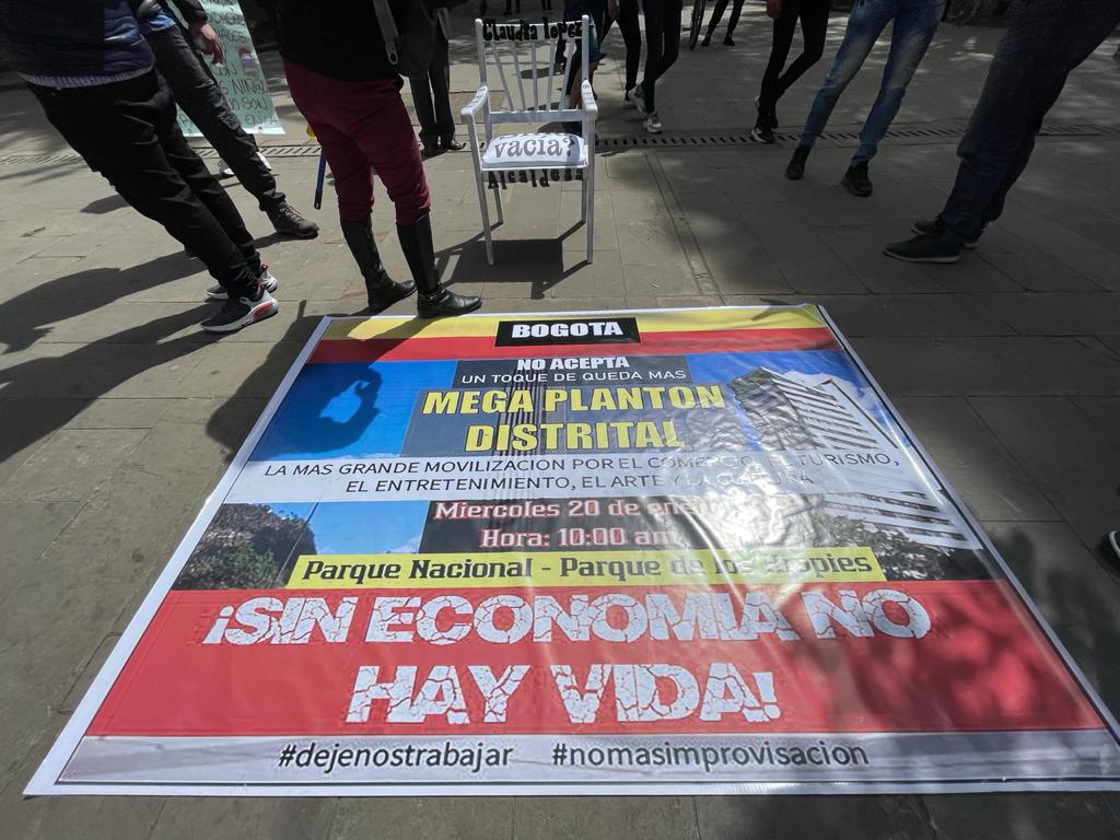 Comerciantes instalan “silla vacía” frente a la casa de Claudia López para llegar a acuerdos