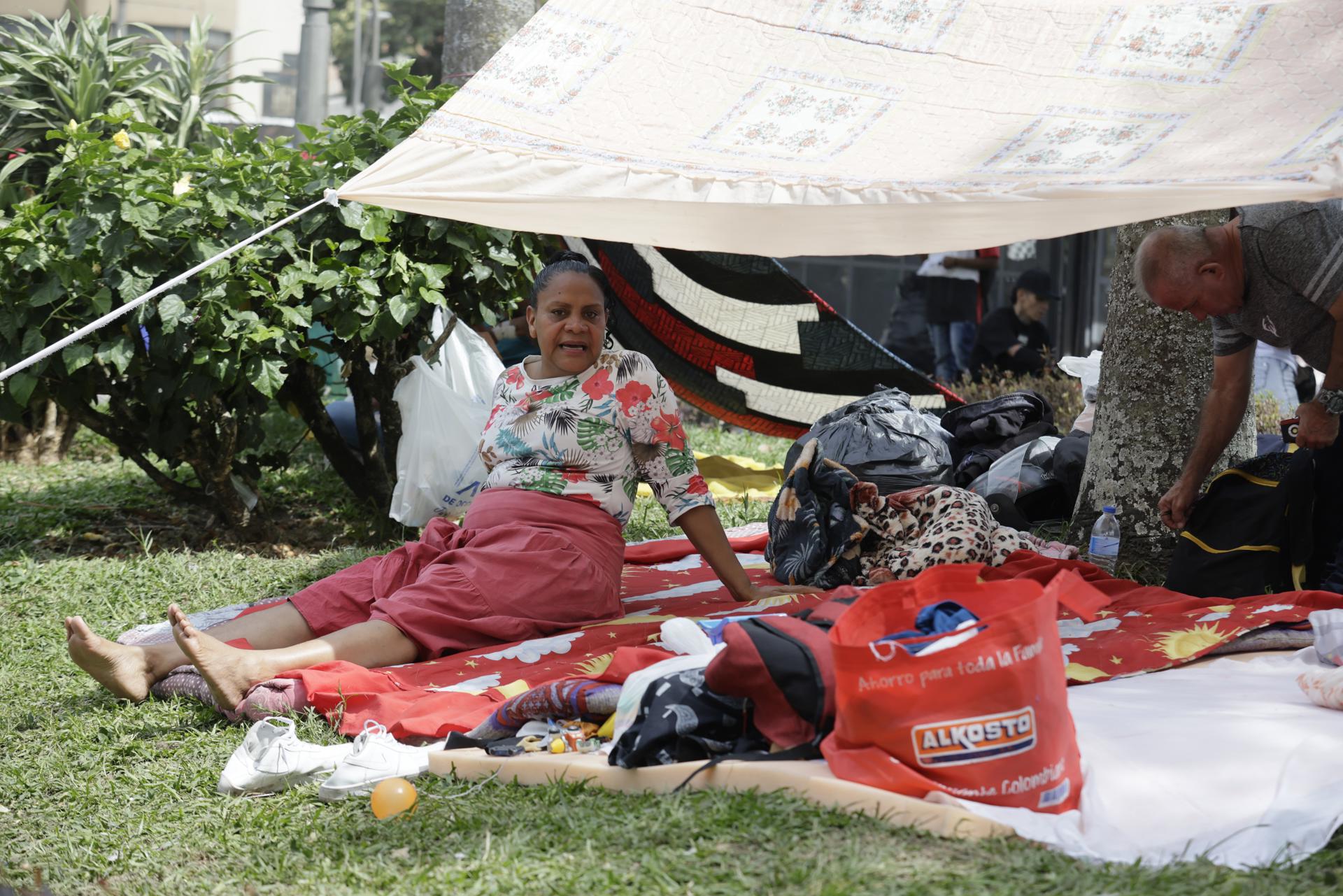 AME8355. PEREIRA (COLOMBIA), 12/08/2026.- Damnificados por el terremoto de magnitud 7,4 que sacudió a Colombia, descansan en el parque La Libertad este miércoles, en Pereira (Colombia). EFE/ Carlos Ortega
