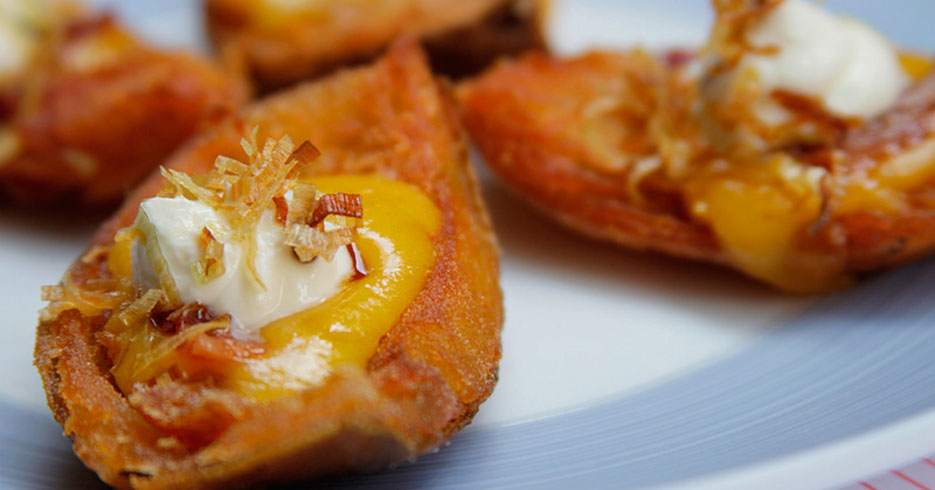 Receta del día: Cascaras de papa rellenas con queso y tocineta
